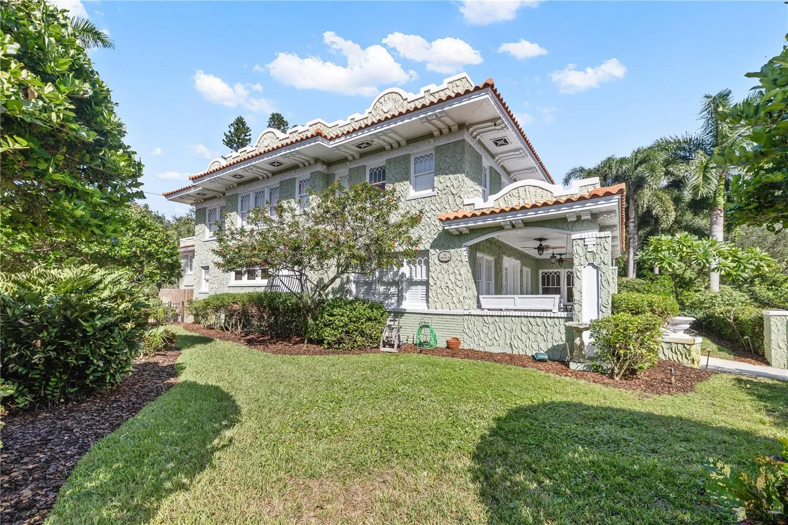 1311 BEACH DR NE
