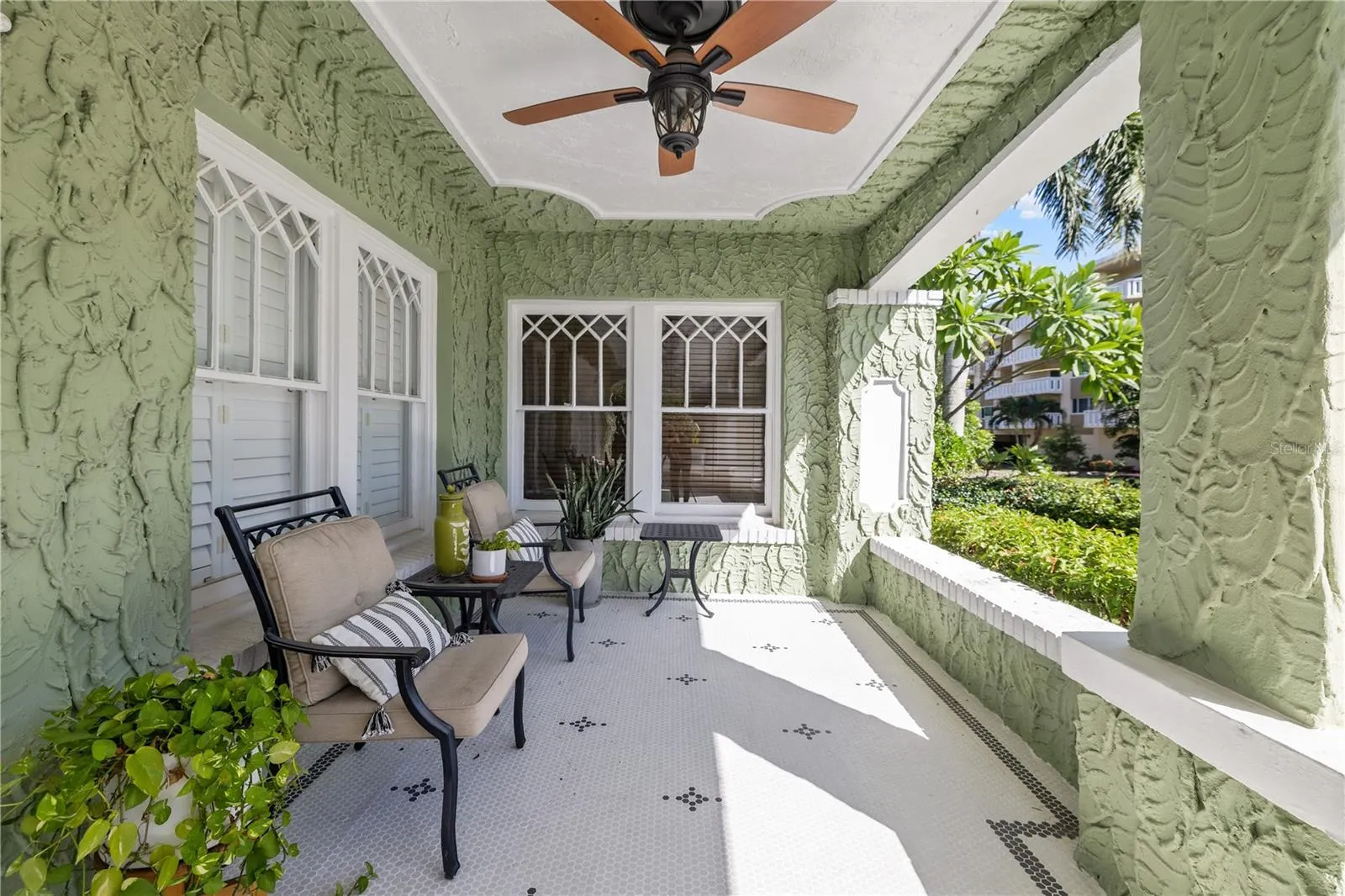 1311 BEACH DR NE