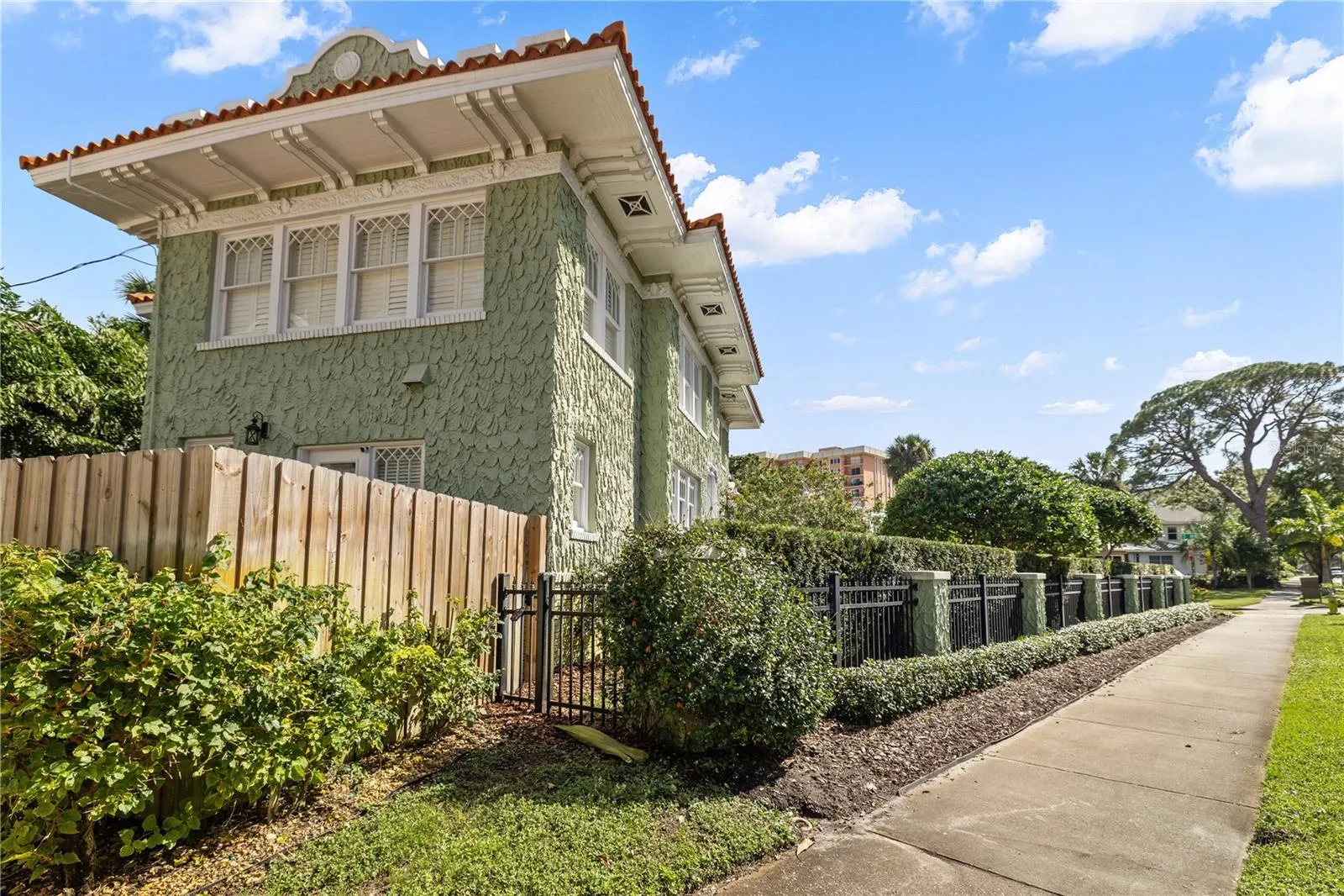 1311 BEACH DR NE