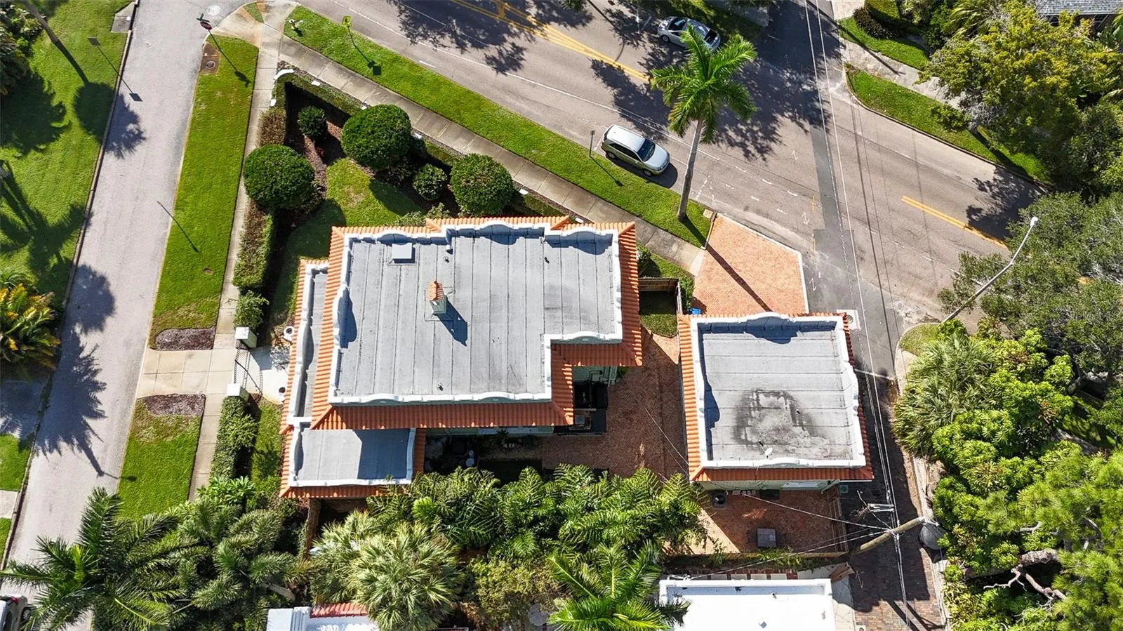 1311 BEACH DR NE