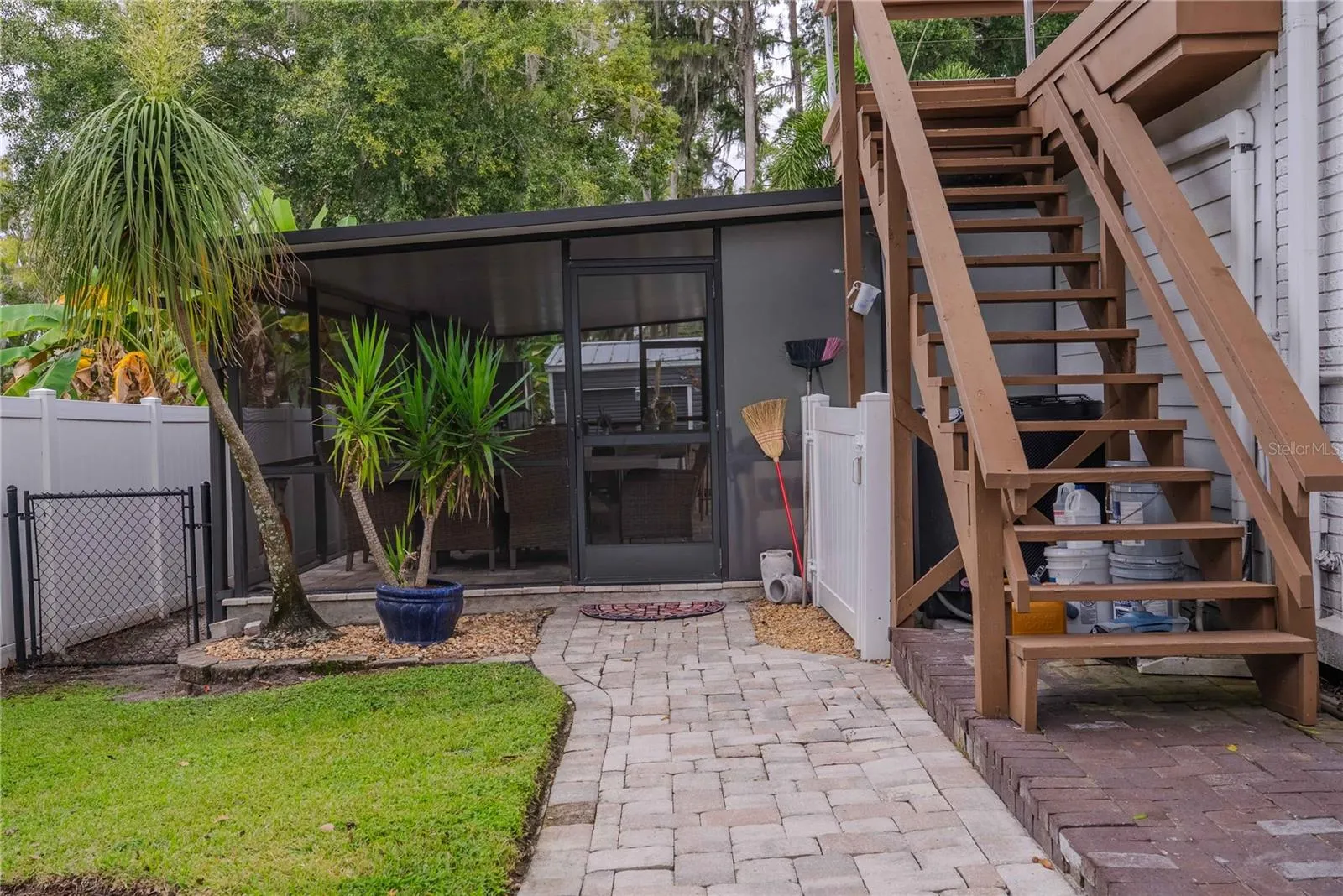 8020 SHARON DR