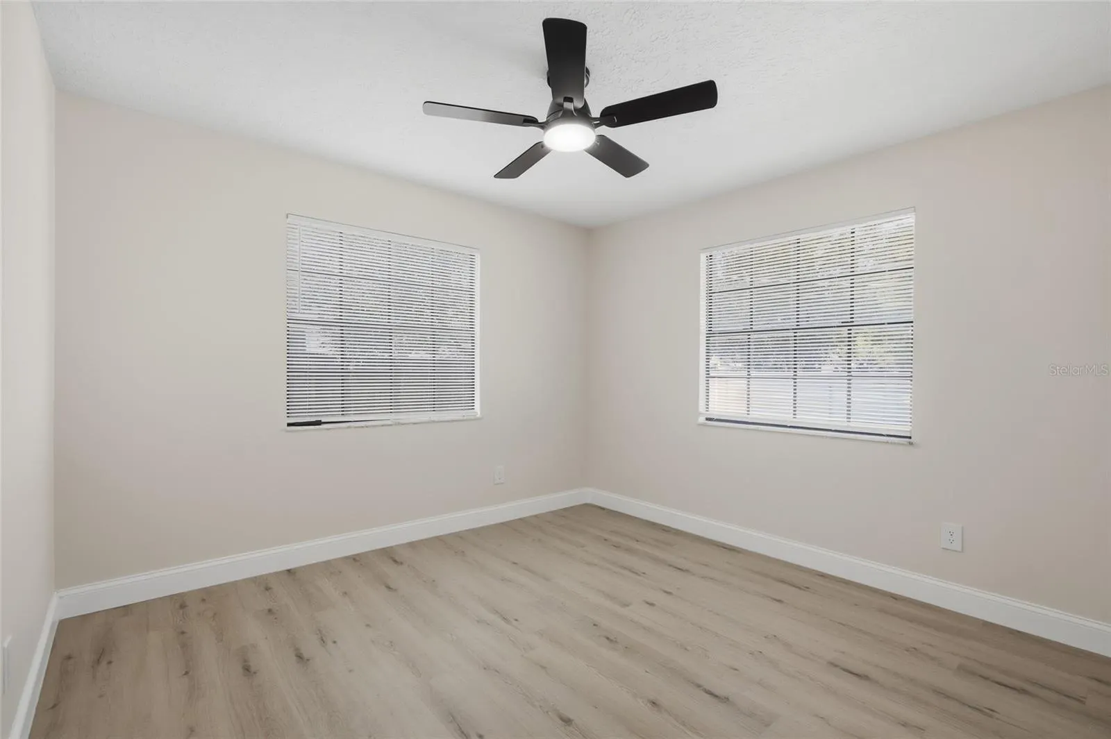 920 W CANDLEWOOD AVE