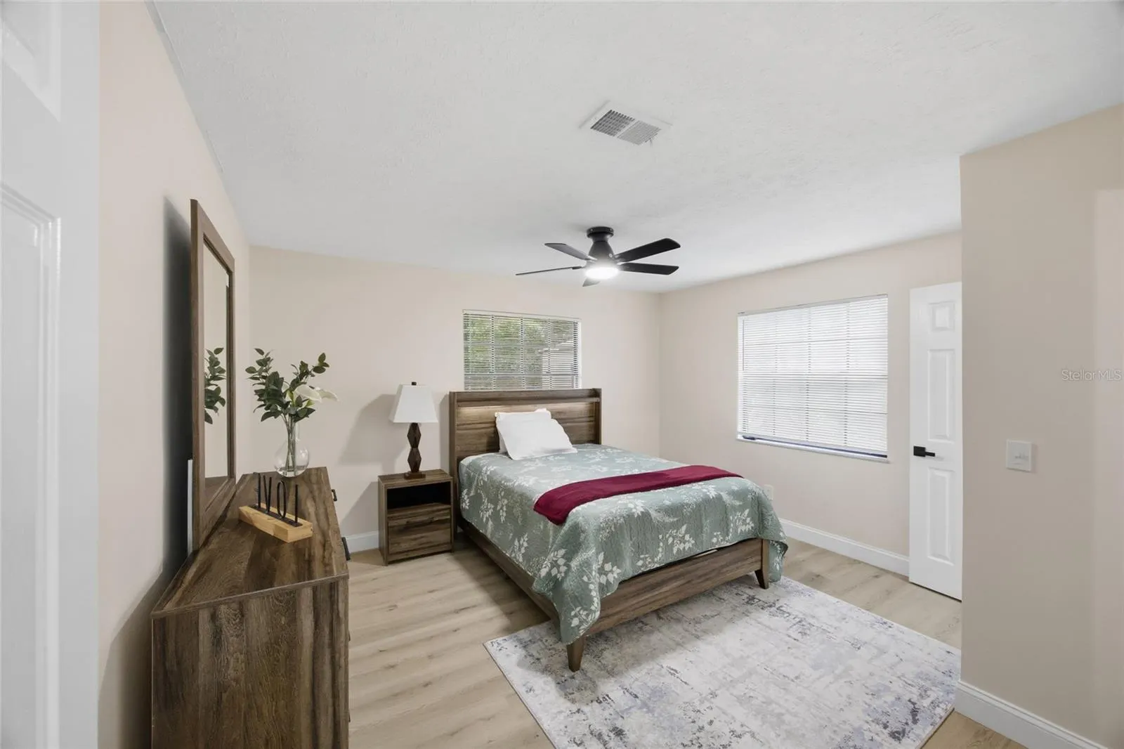 920 W CANDLEWOOD AVE