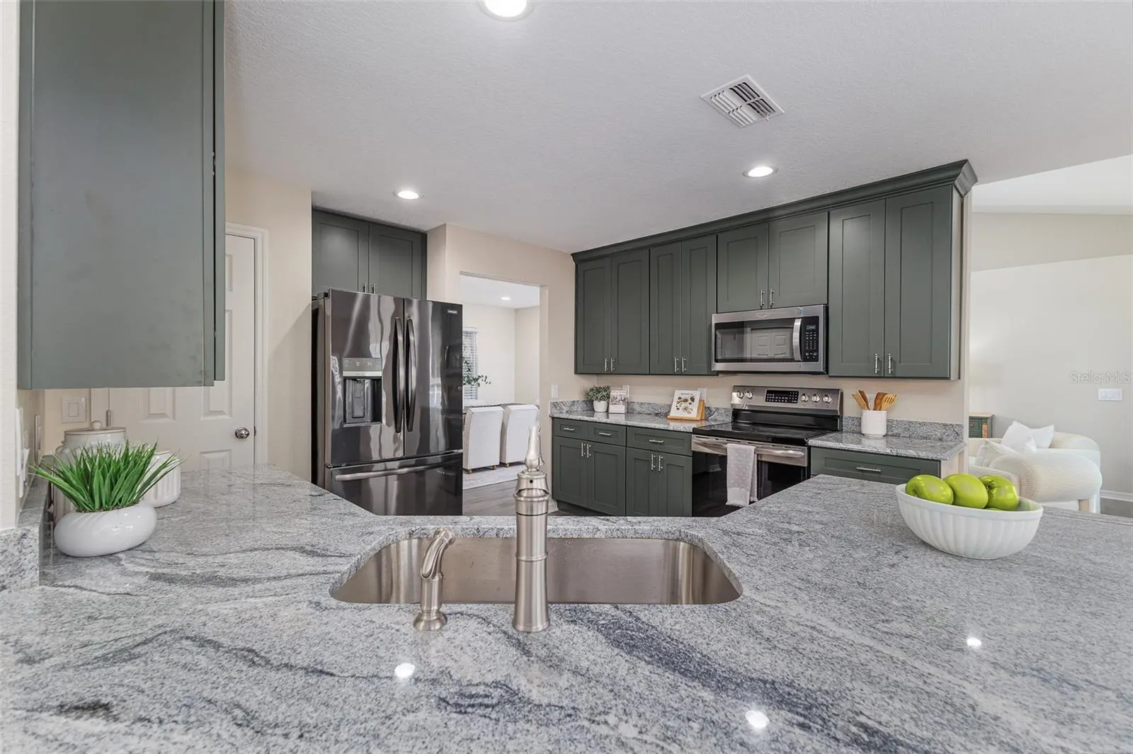 411 EDGEWATER DR