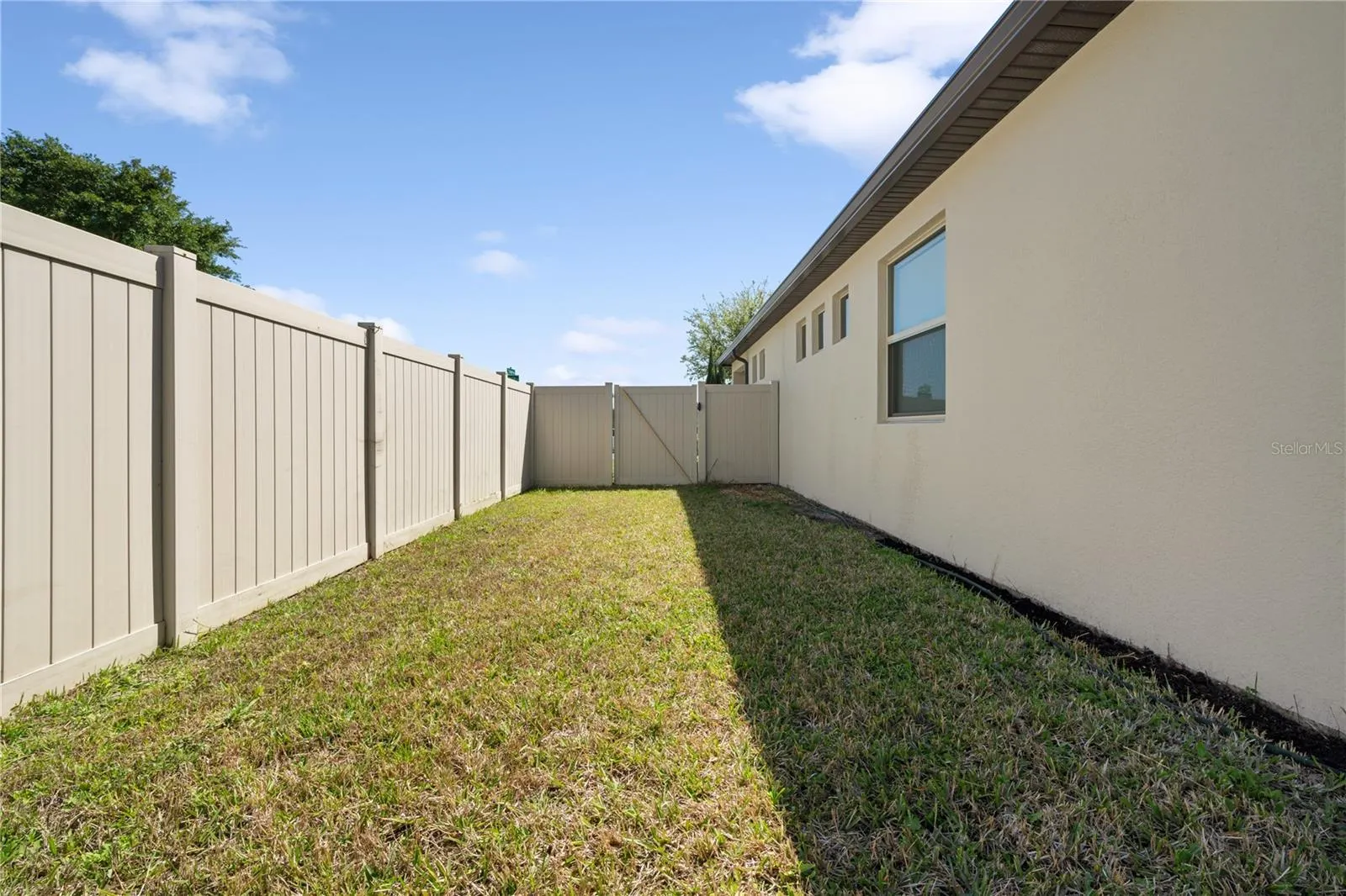 1110 UMBRIA LN