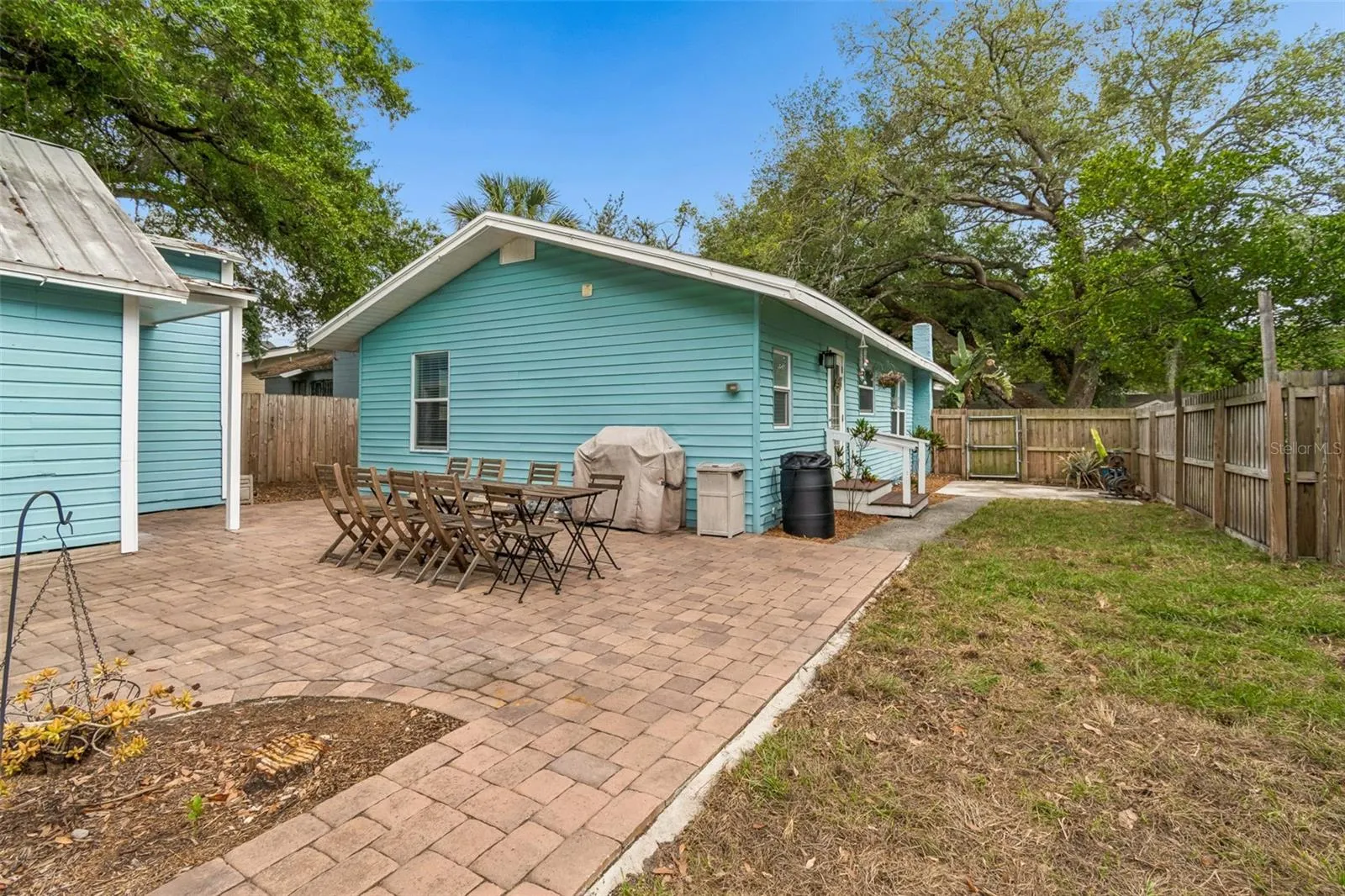 1220 E EMMA ST