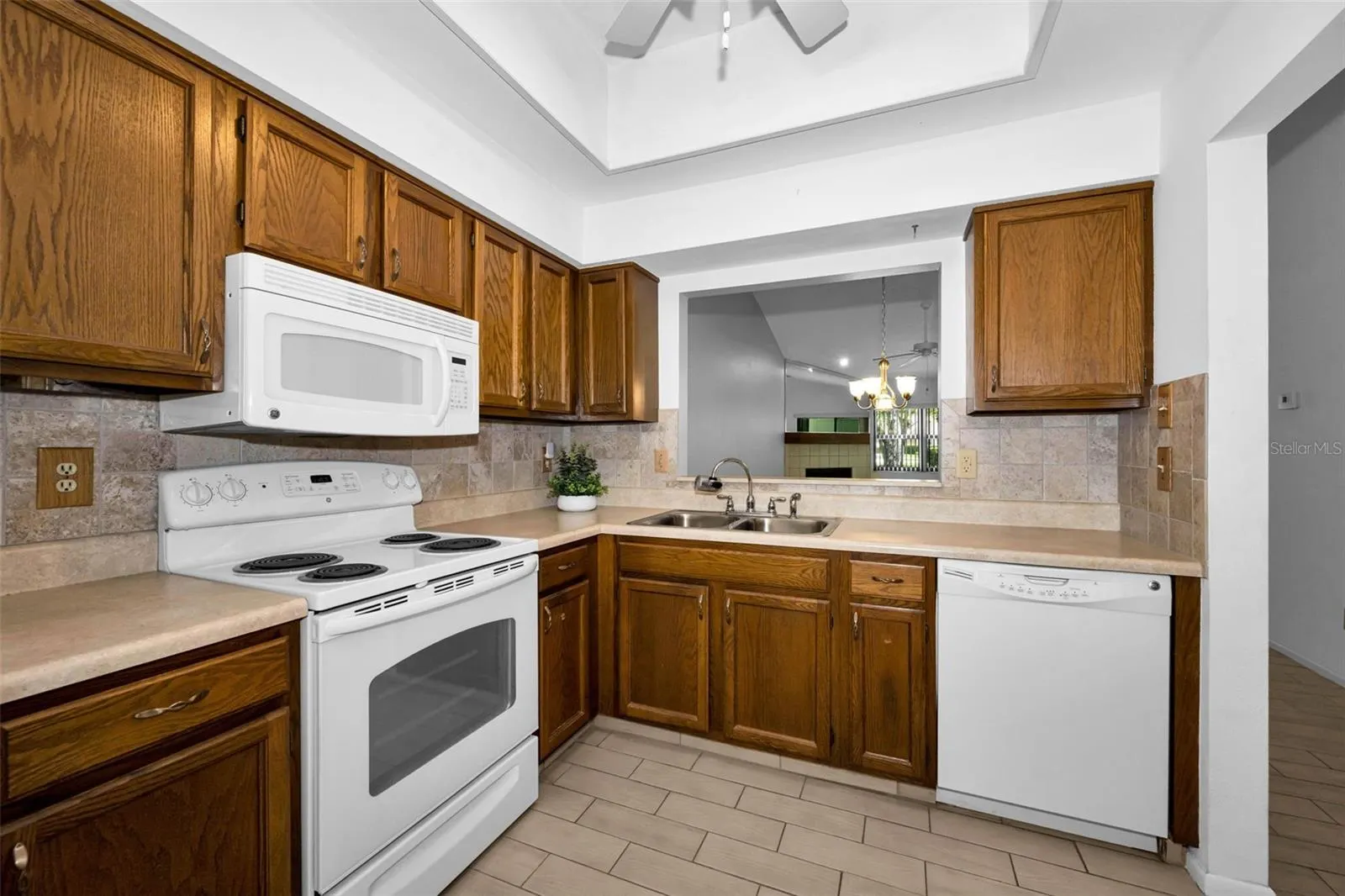 3477 HILLMOOR DR