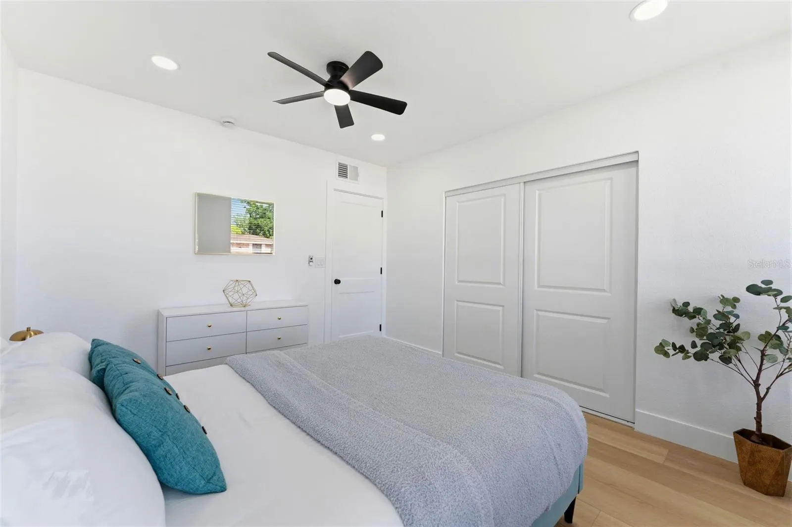 3917 E EDEN ROC CIR