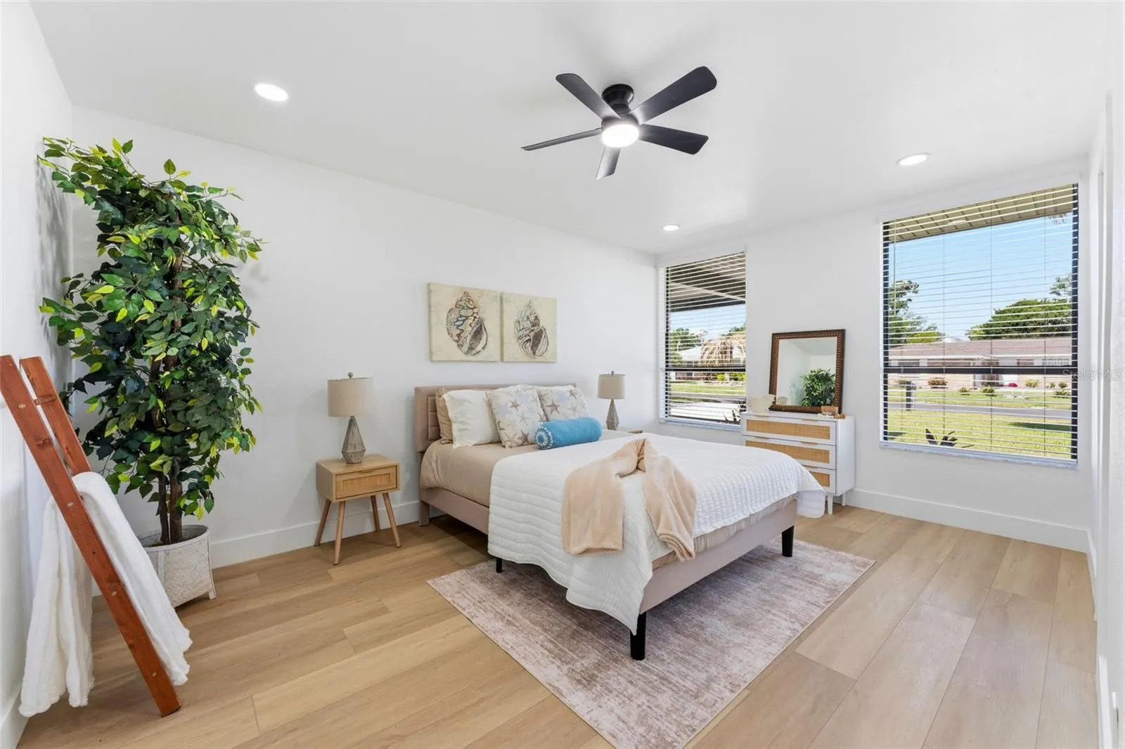 3917 E EDEN ROC CIR