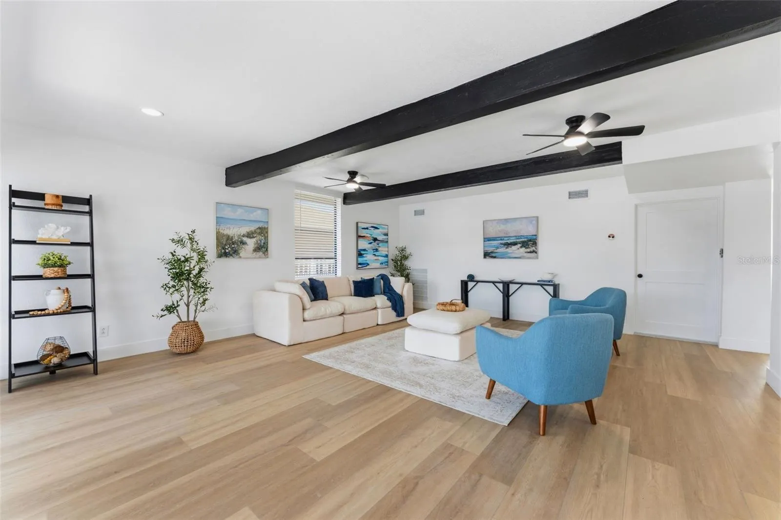 3917 E EDEN ROC CIR