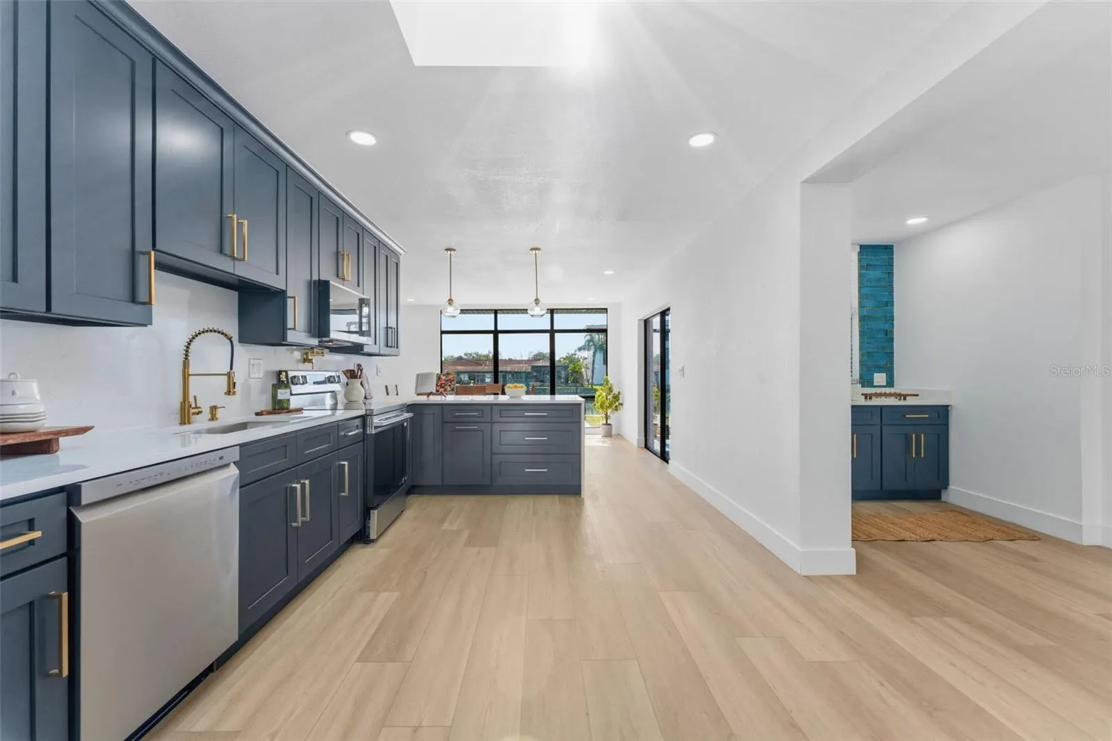 3917 E EDEN ROC CIR