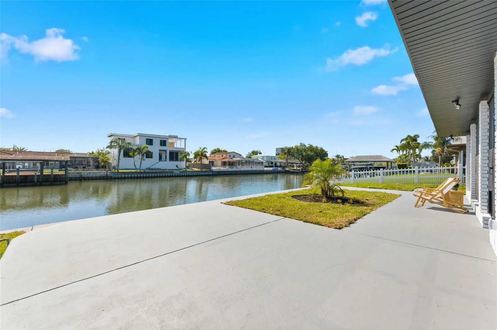 3917 E EDEN ROC CIR