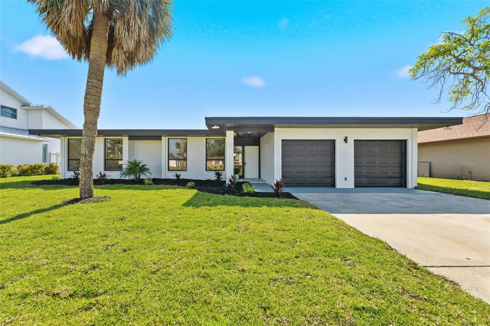 3917 E EDEN ROC CIR