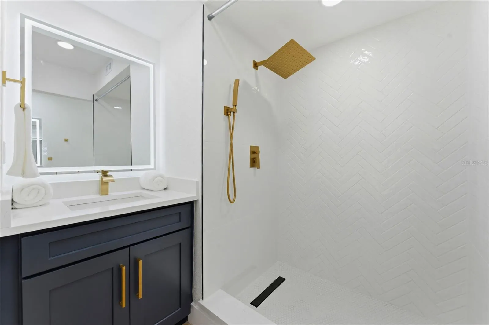 3917 E EDEN ROC CIR