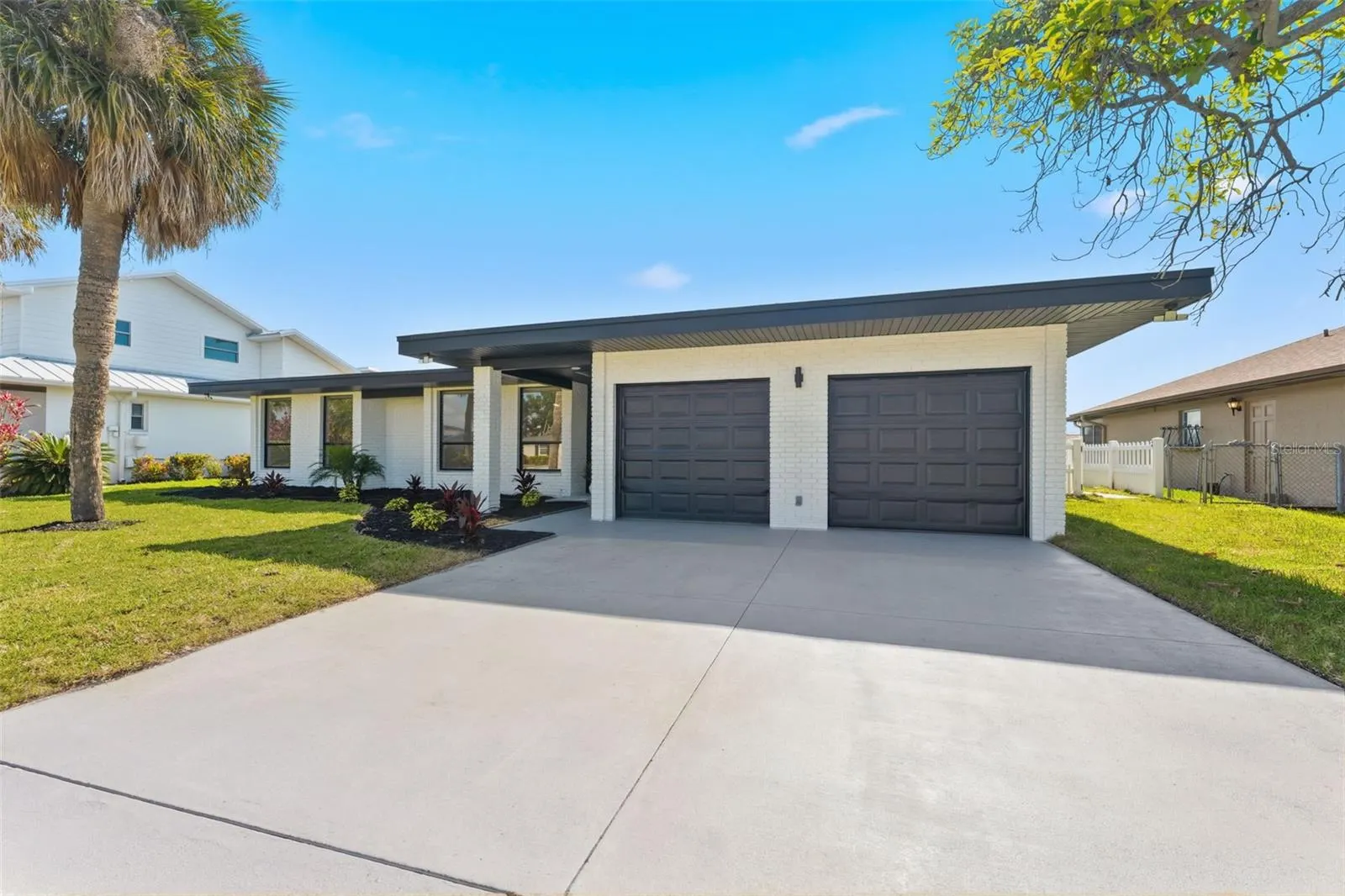 3917 E EDEN ROC CIR