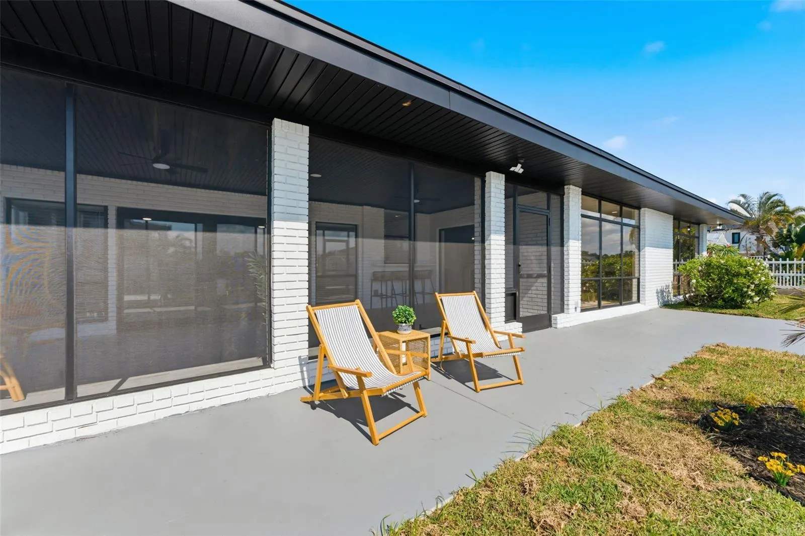 3917 E EDEN ROC CIR