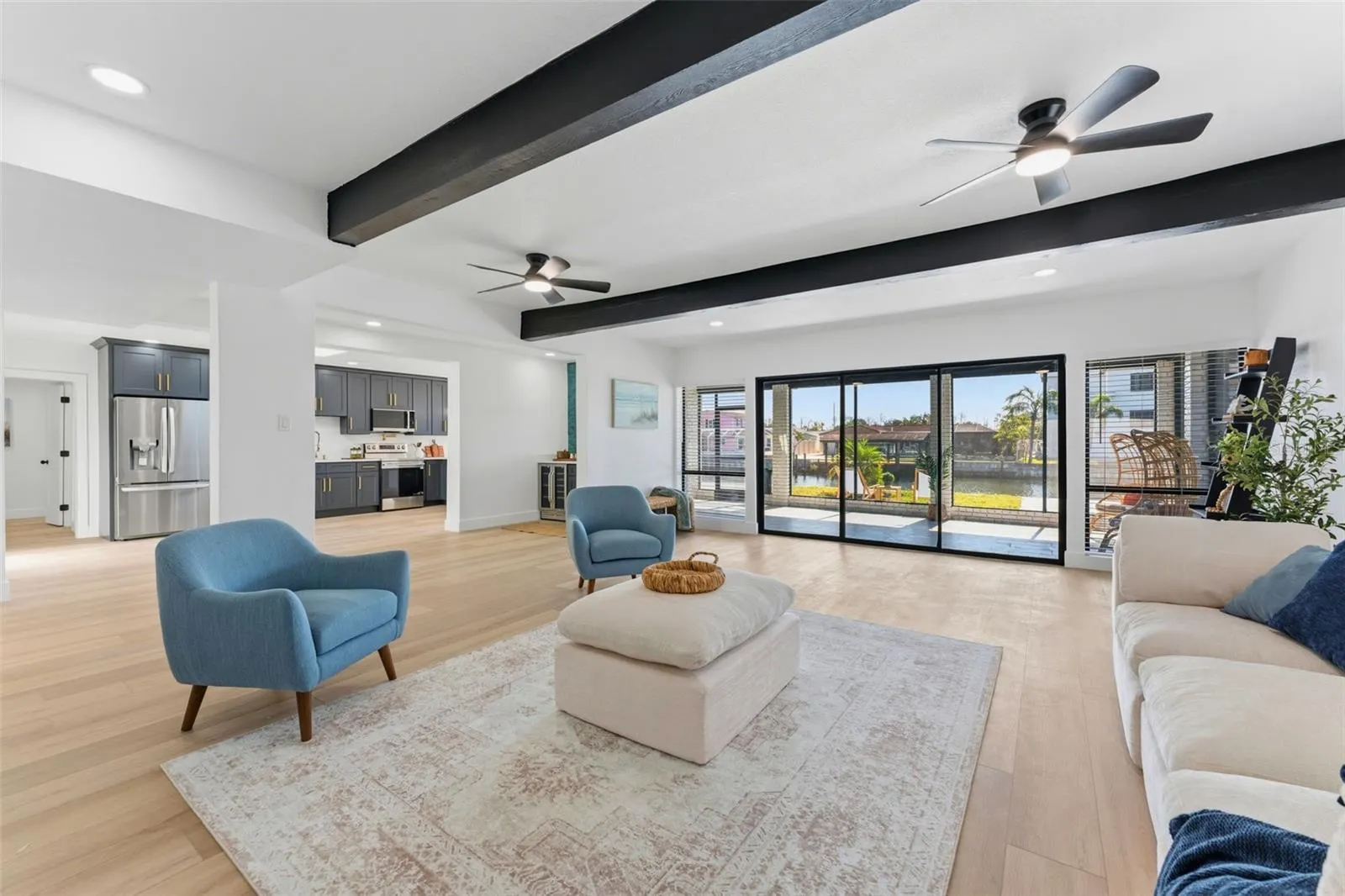 3917 E EDEN ROC CIR