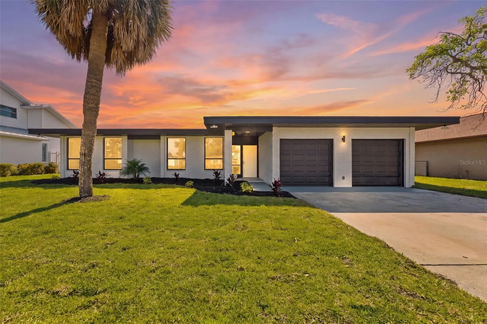 3917 E EDEN ROC CIR