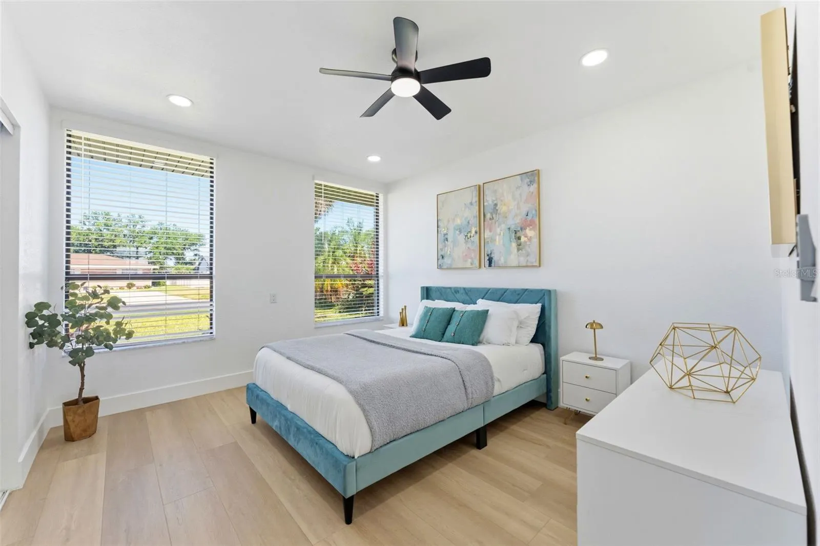 3917 E EDEN ROC CIR