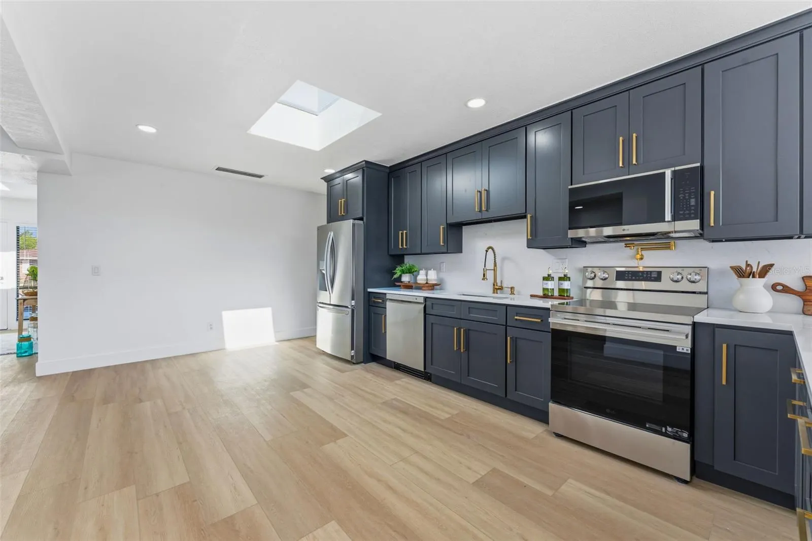 3917 E EDEN ROC CIR