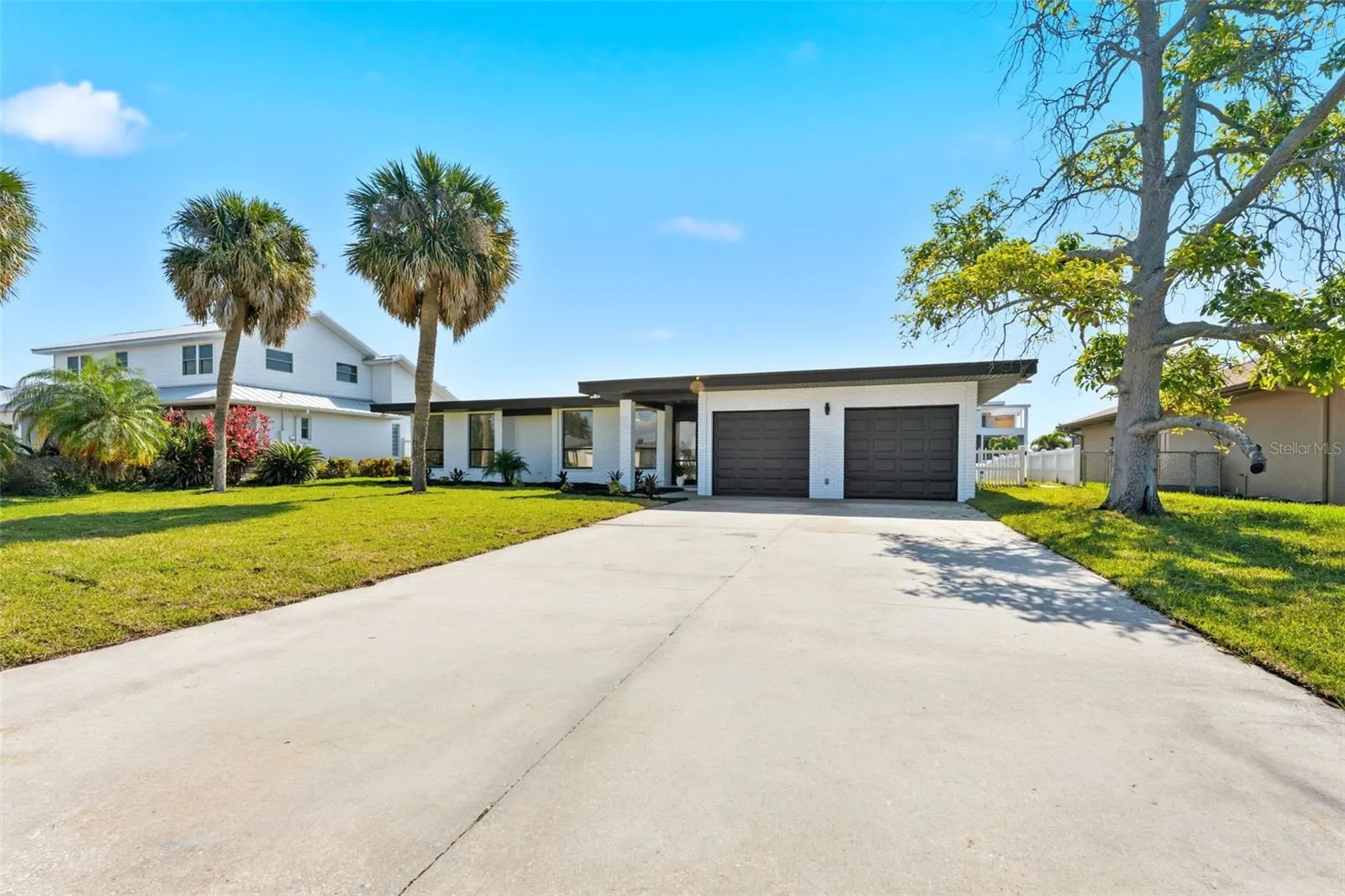 3917 E EDEN ROC CIR