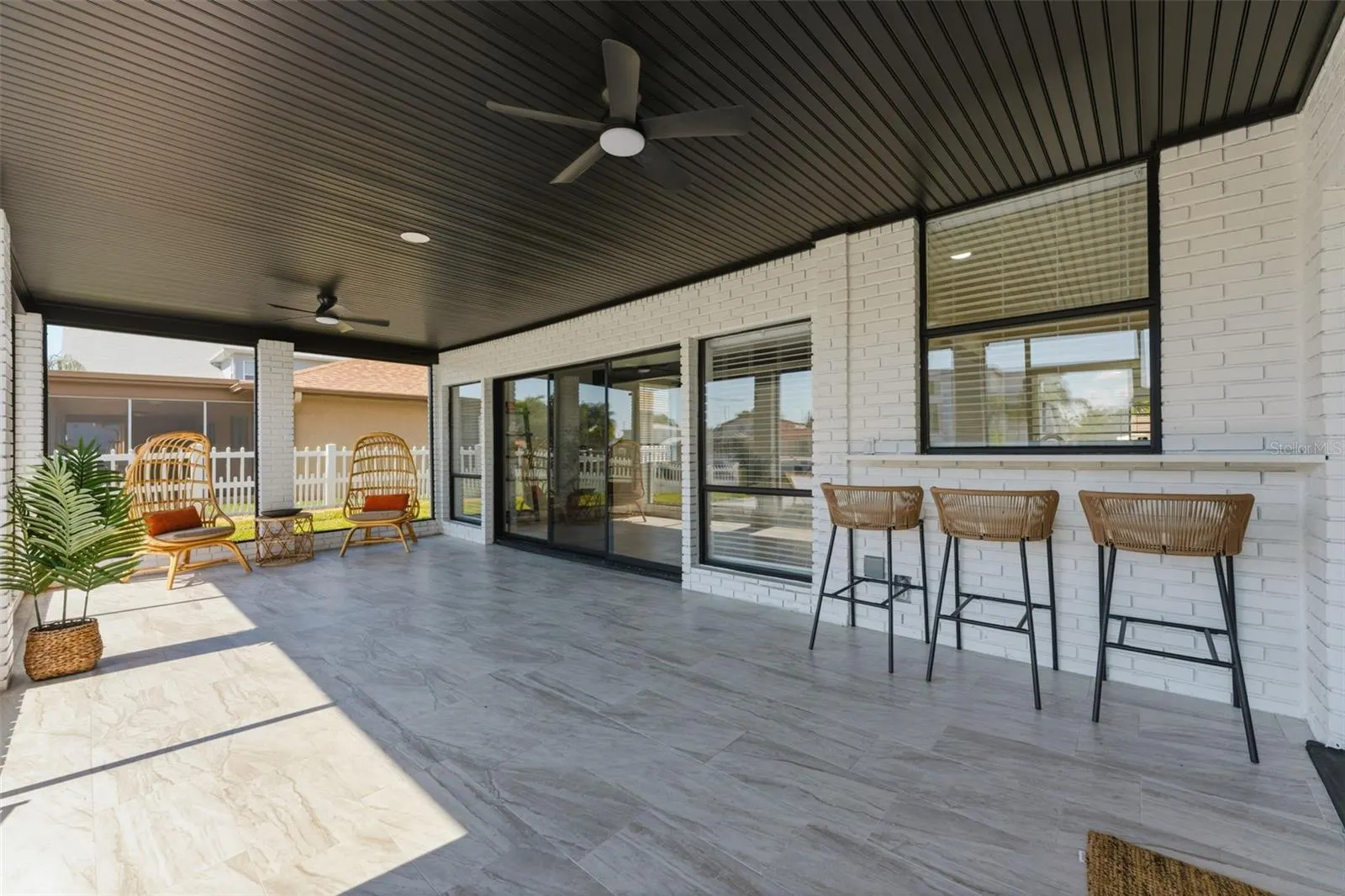 3917 E EDEN ROC CIR