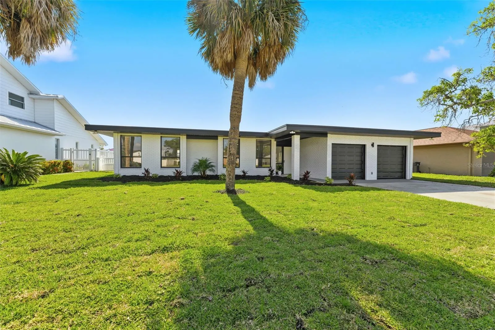 3917 E EDEN ROC CIR