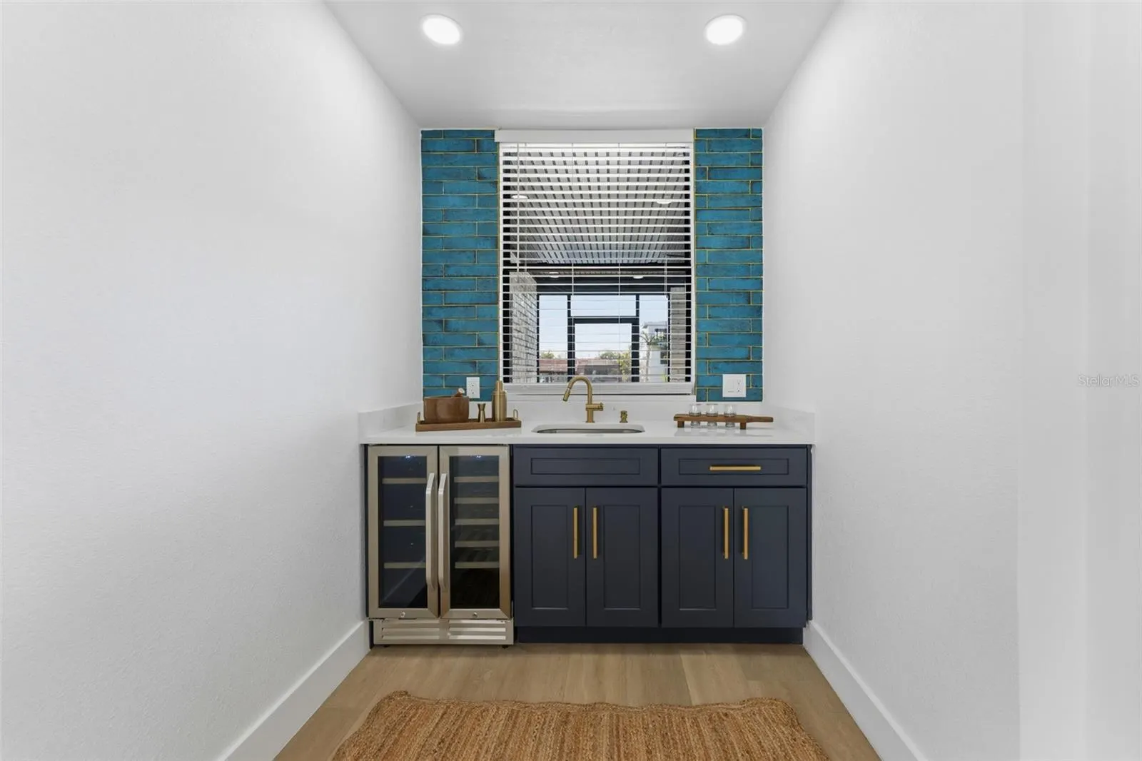 3917 E EDEN ROC CIR