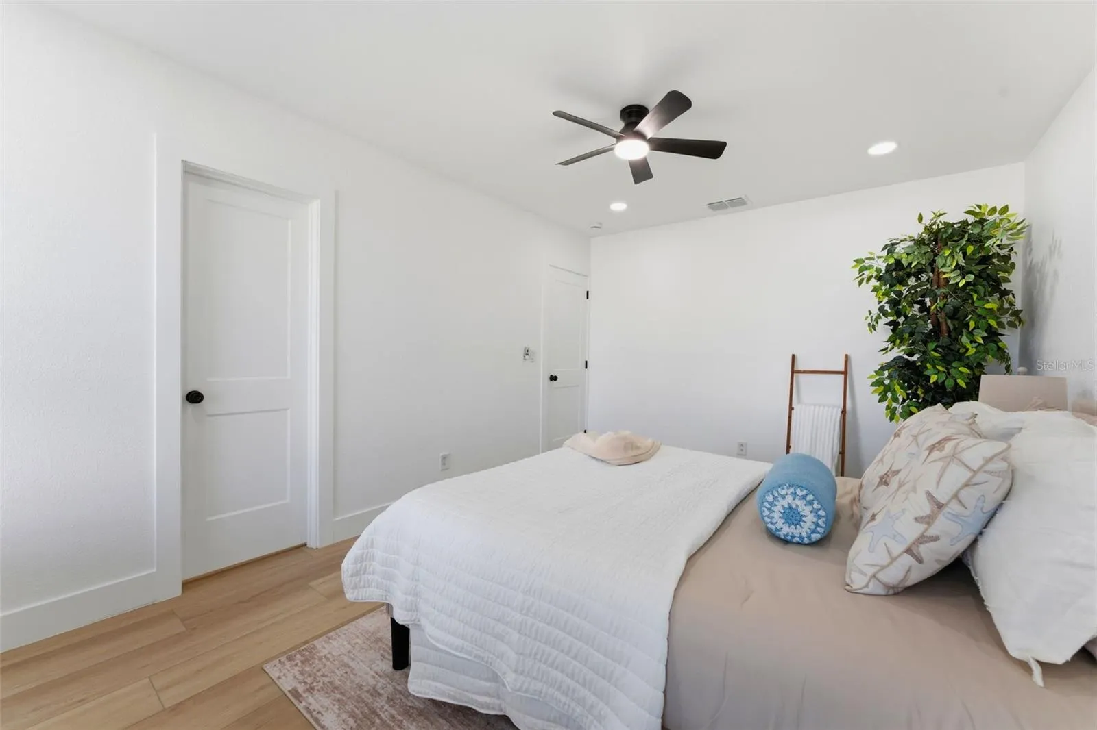 3917 E EDEN ROC CIR