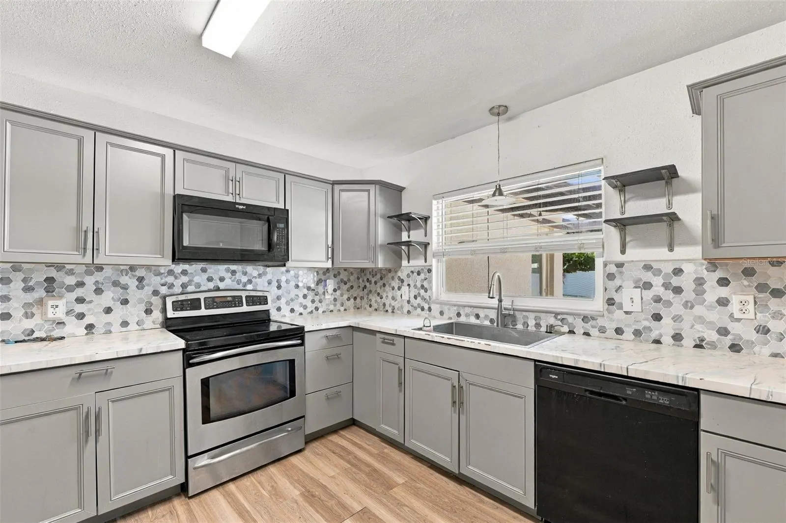 702 CAMELLIA CT