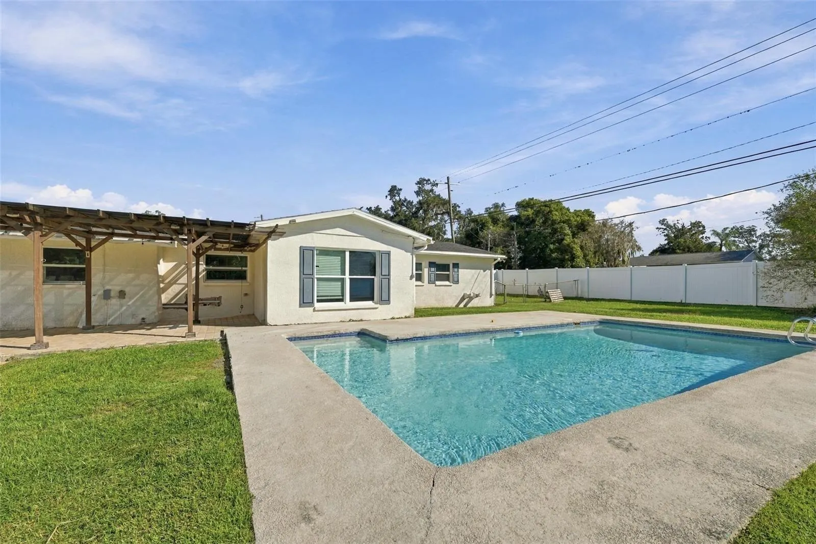 702 CAMELLIA CT
