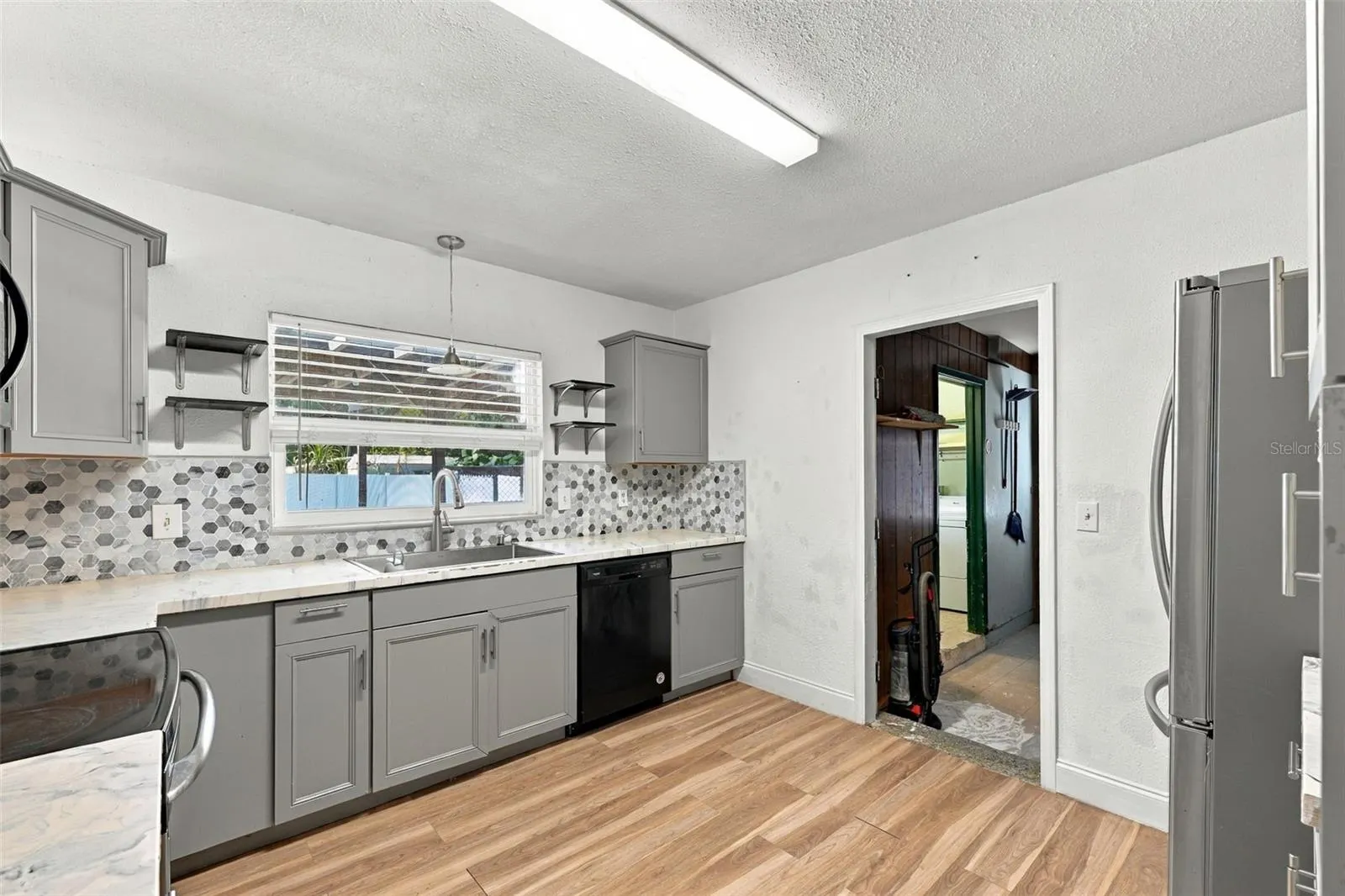 702 CAMELLIA CT