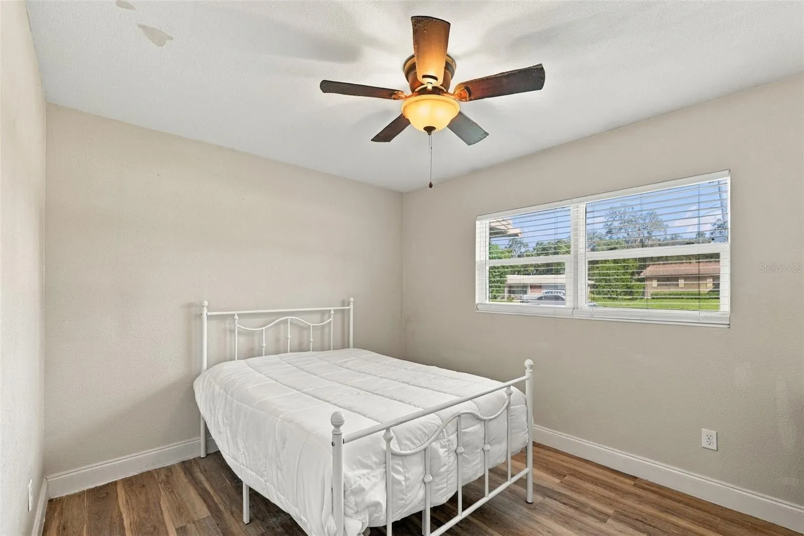 702 CAMELLIA CT
