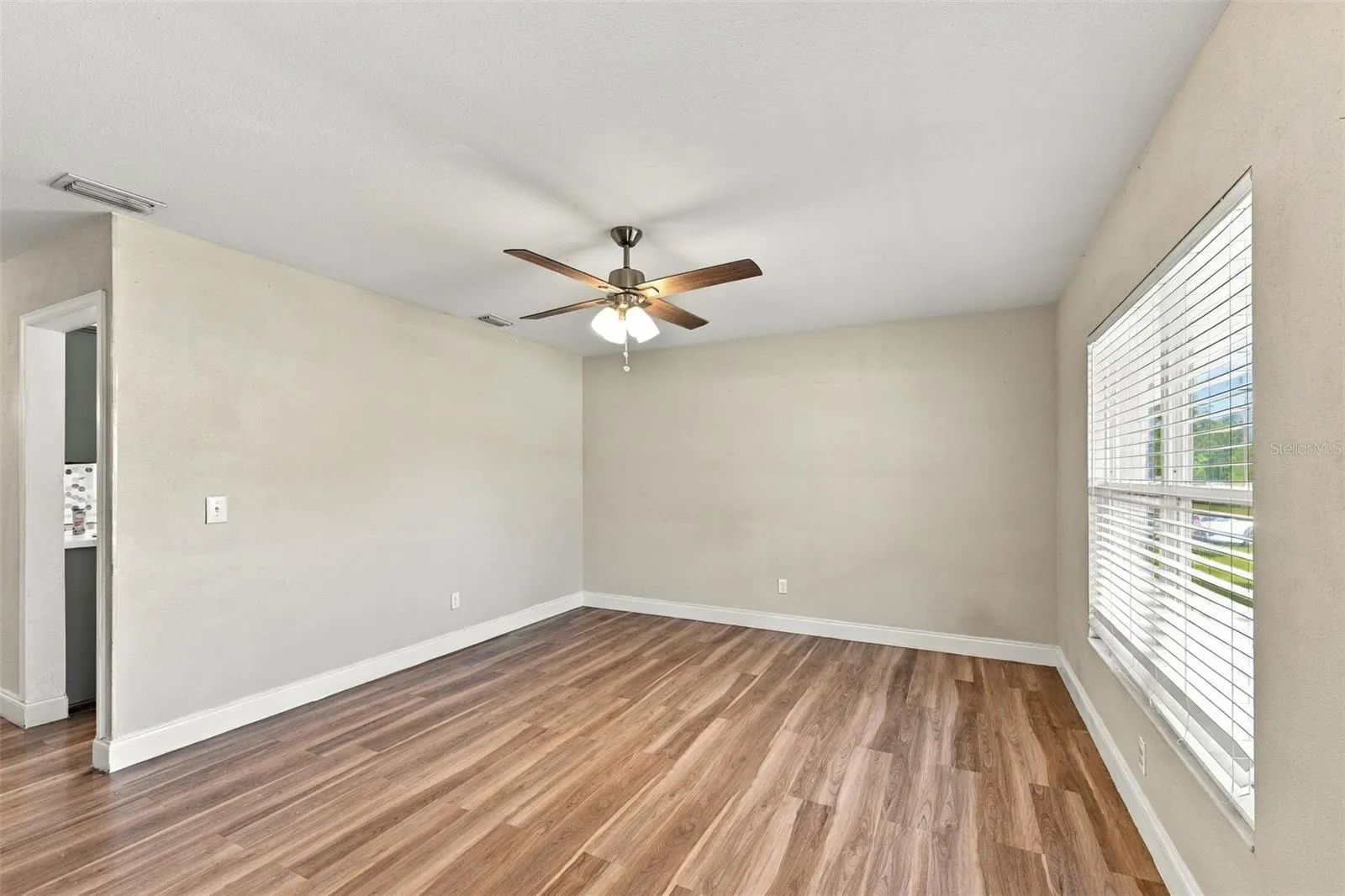 702 CAMELLIA CT