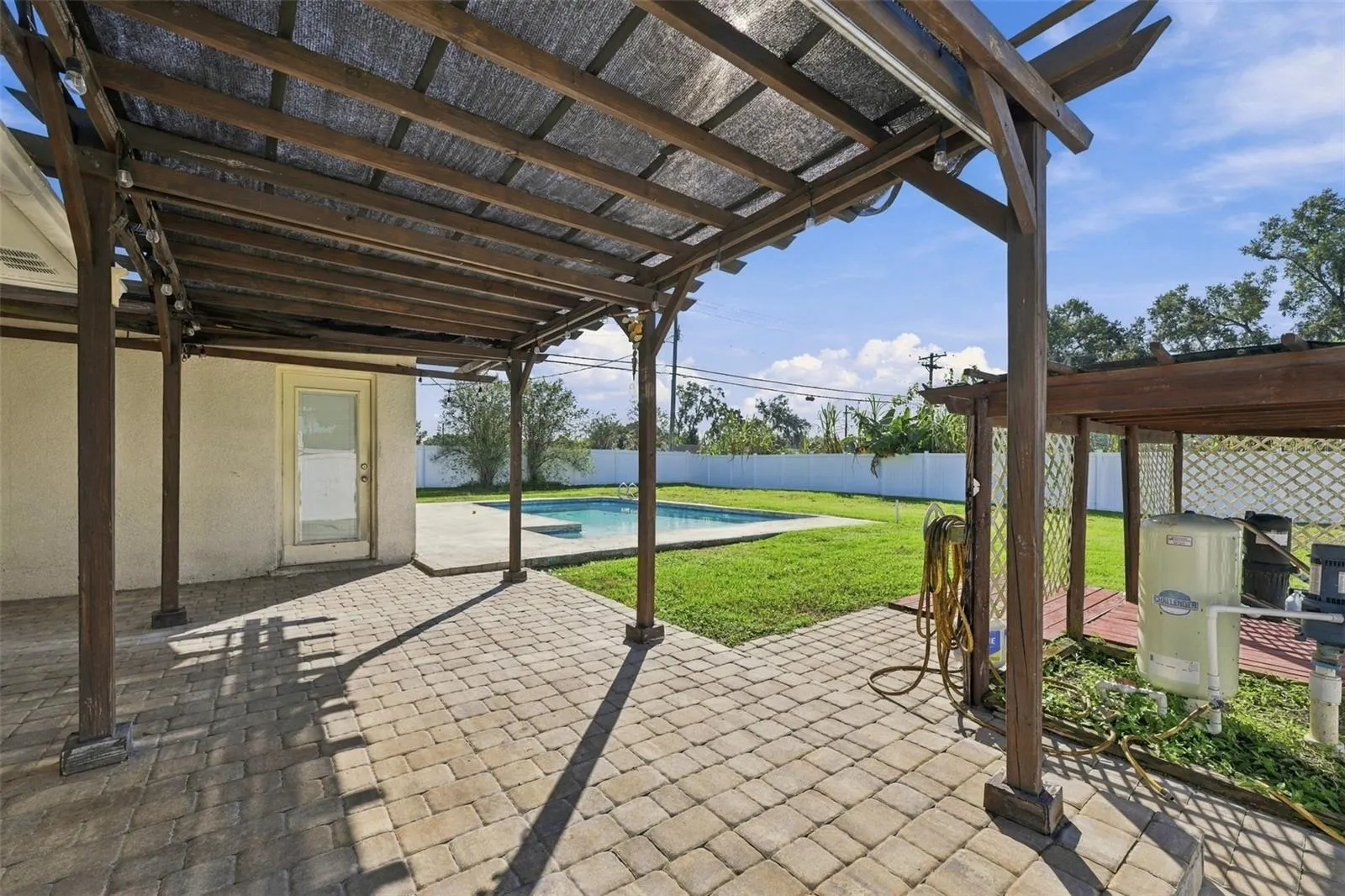 702 CAMELLIA CT