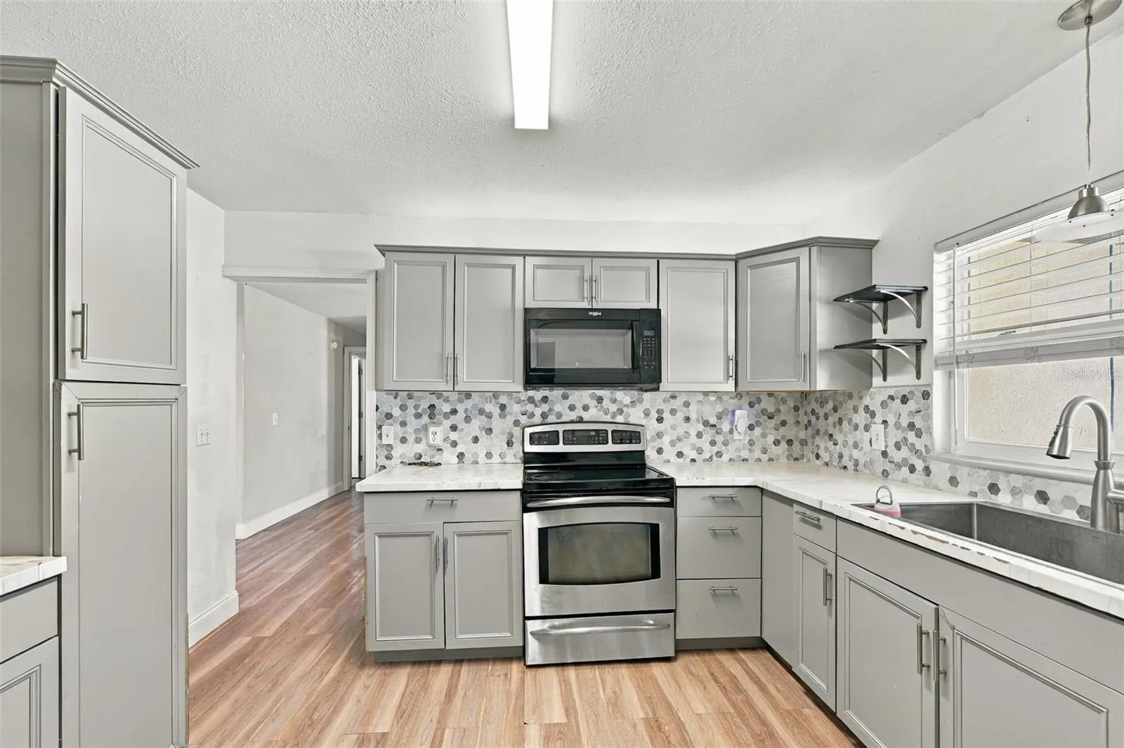702 CAMELLIA CT