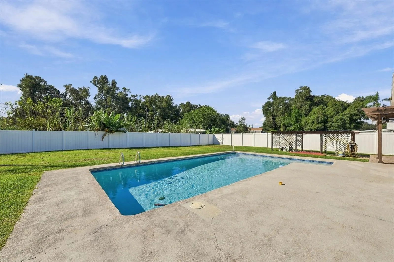 702 CAMELLIA CT
