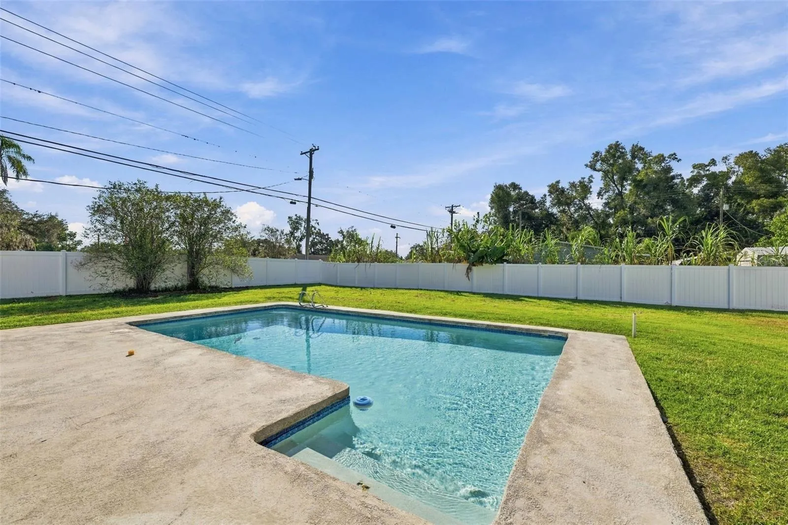 702 CAMELLIA CT