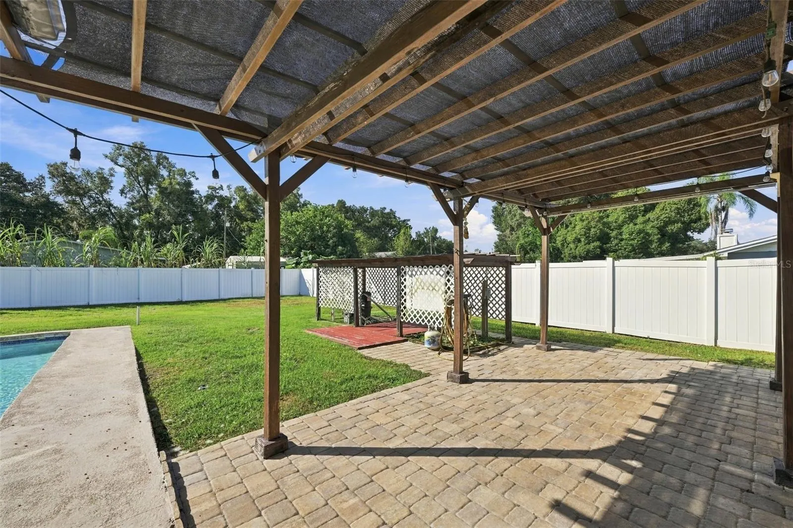 702 CAMELLIA CT