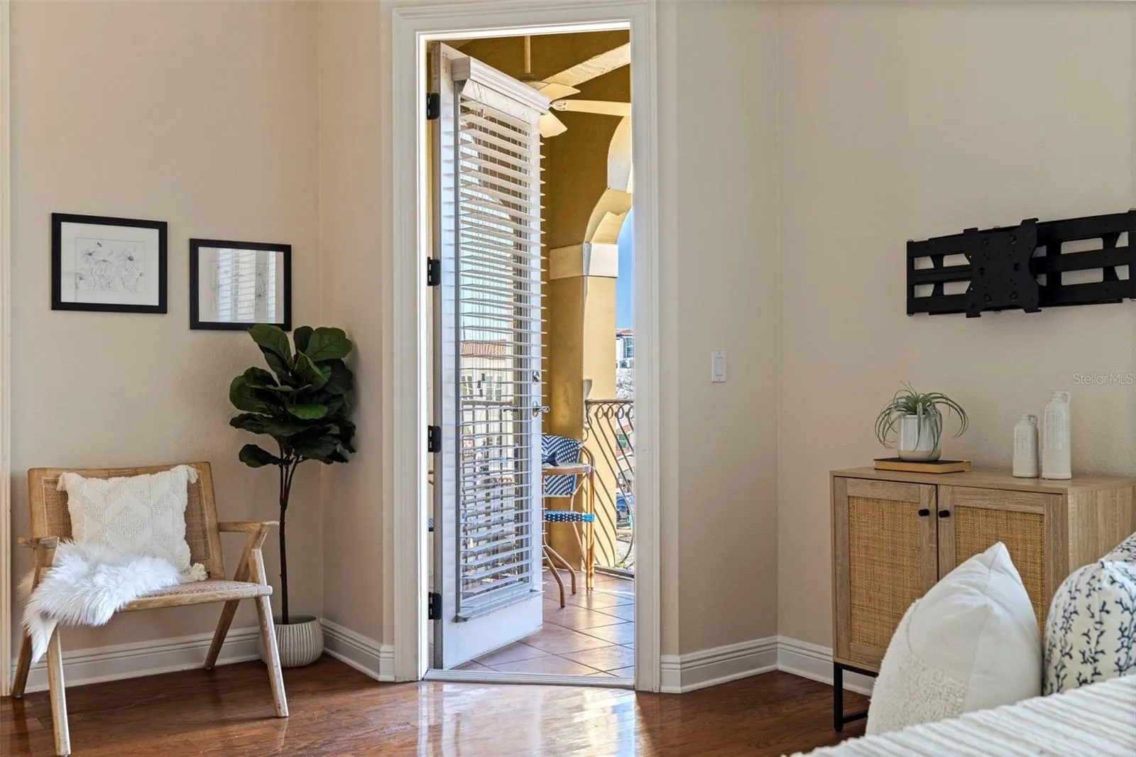 114 E DAVIS BLVD #4 #4