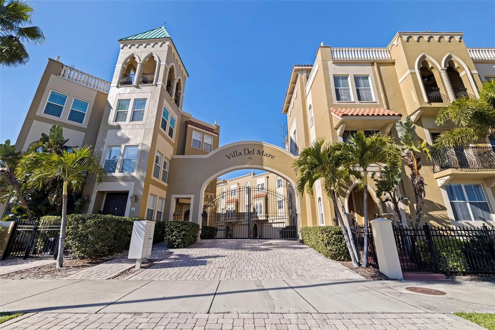 114 E DAVIS BLVD #4 #4