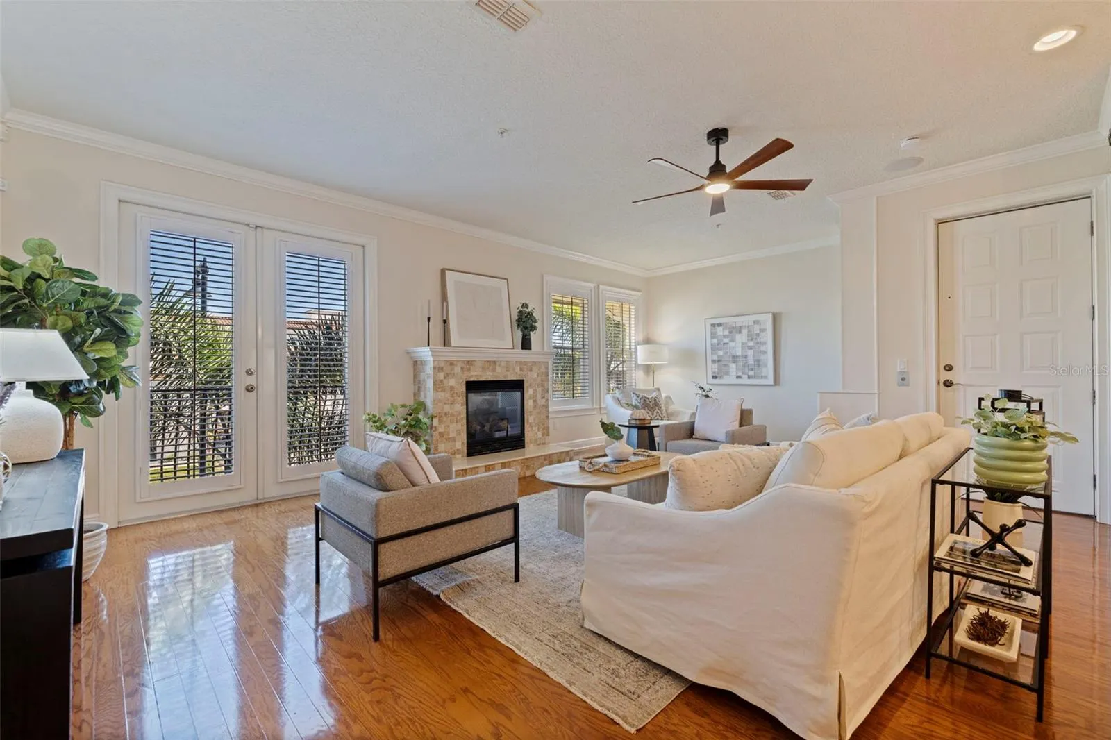 114 E DAVIS BLVD #4 #4