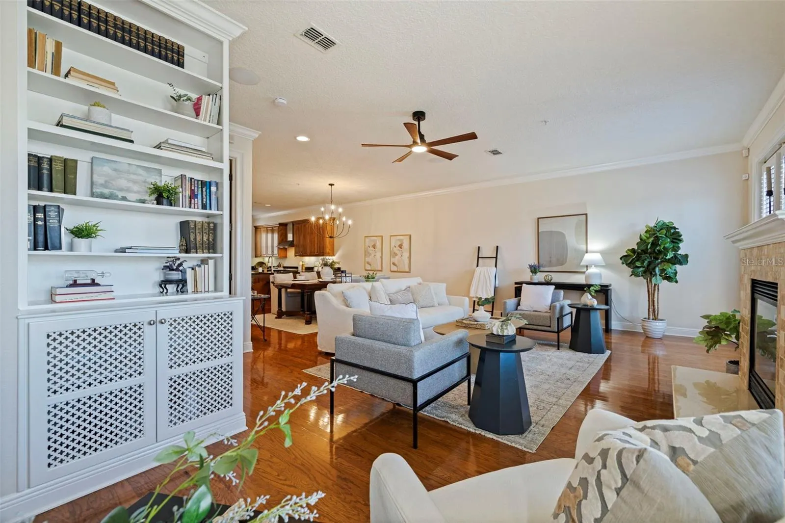 114 E DAVIS BLVD #4 #4