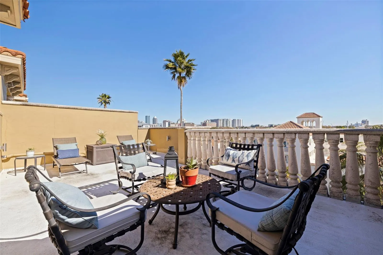 114 E DAVIS BLVD #4 #4