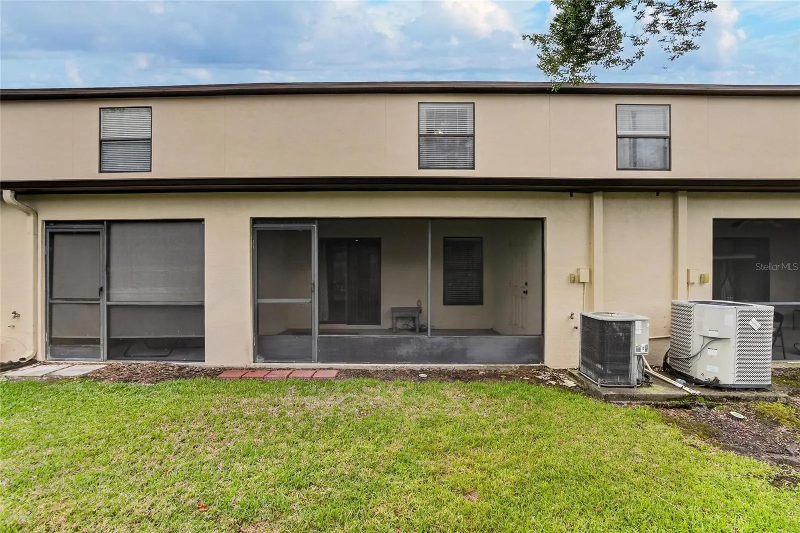 2605 OLEANDER LAKES DR