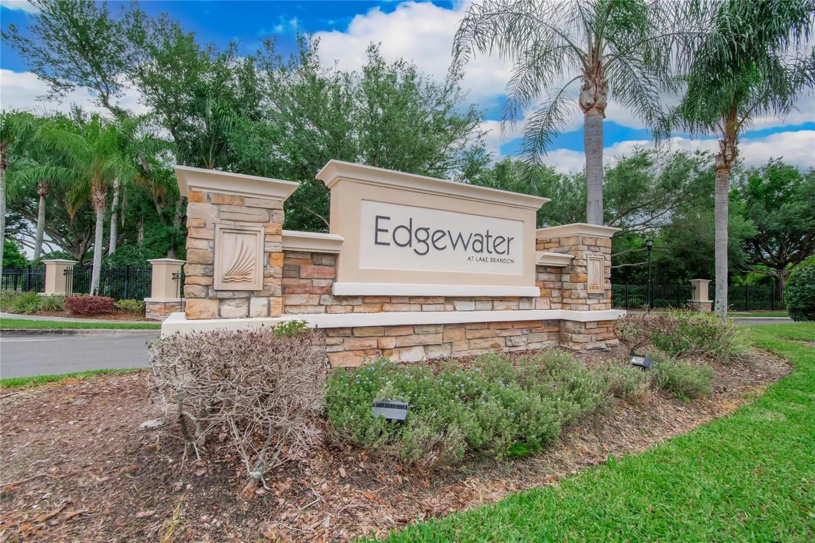 2605 OLEANDER LAKES DR