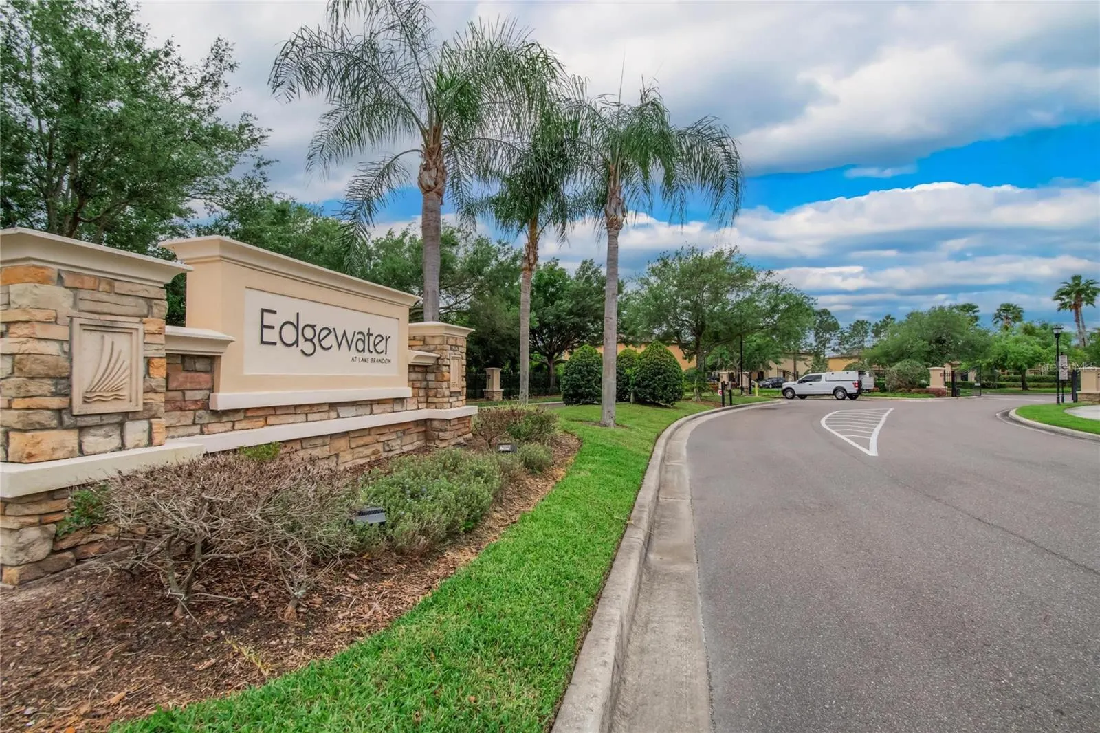2605 OLEANDER LAKES DR