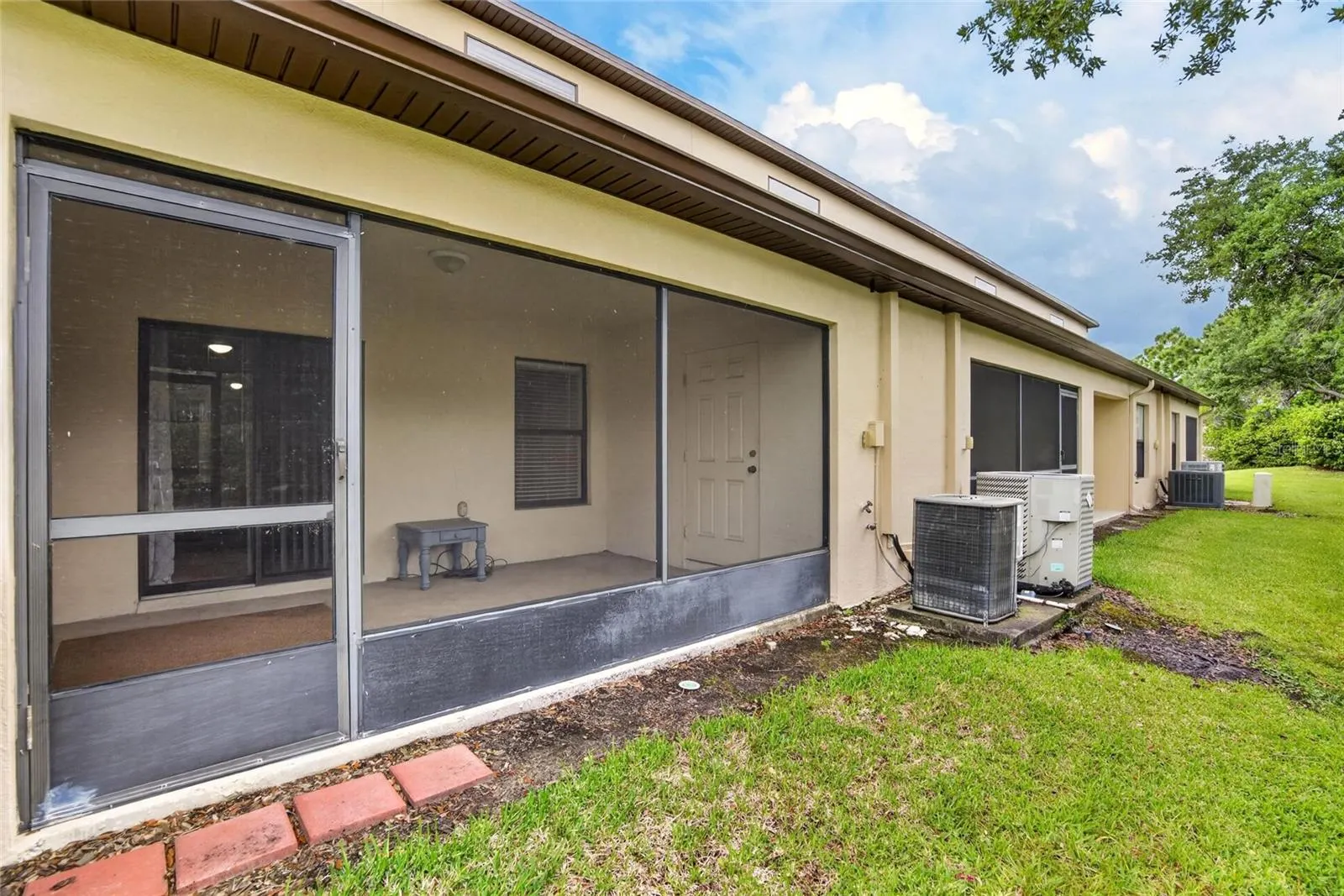 2605 OLEANDER LAKES DR