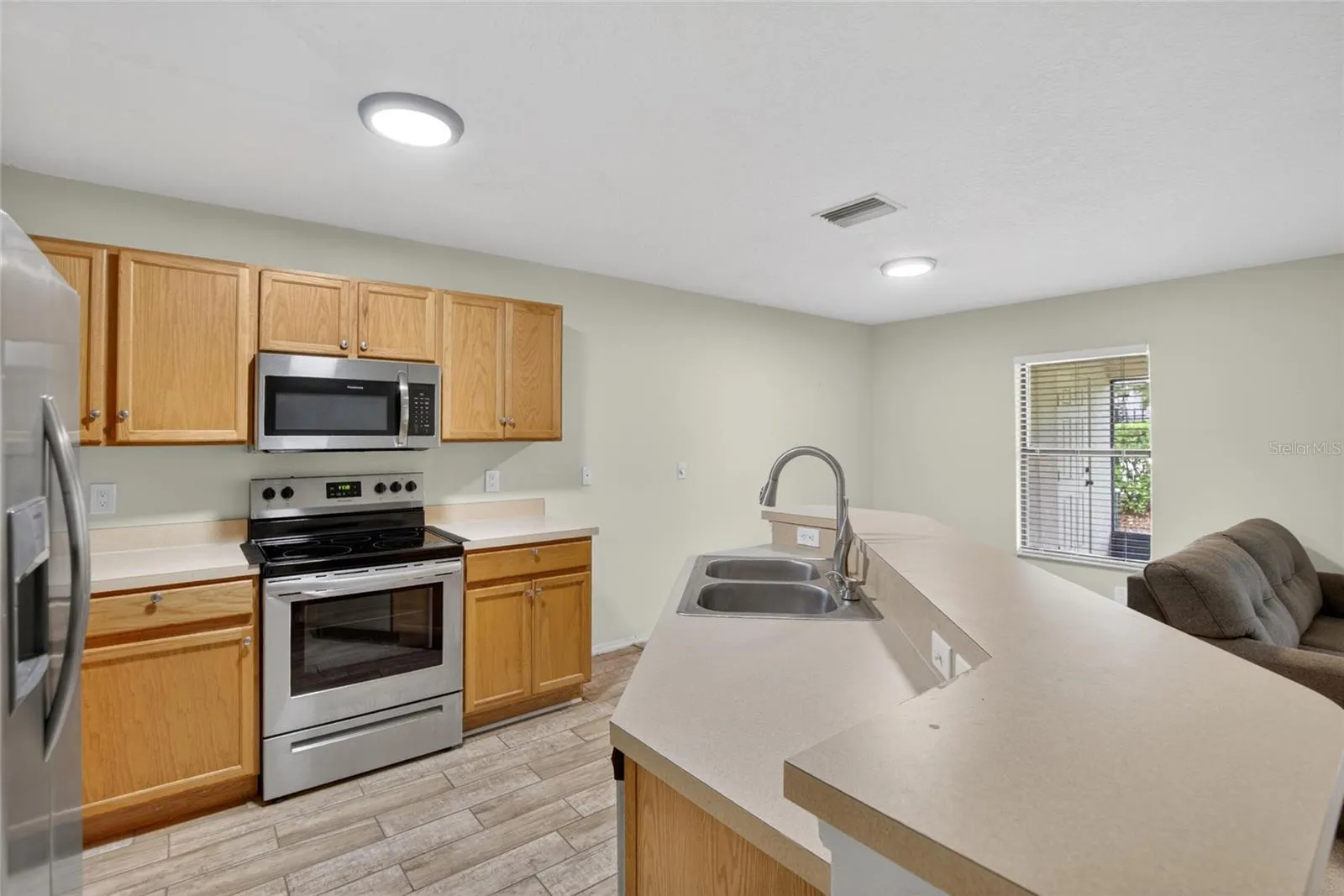 2605 OLEANDER LAKES DR