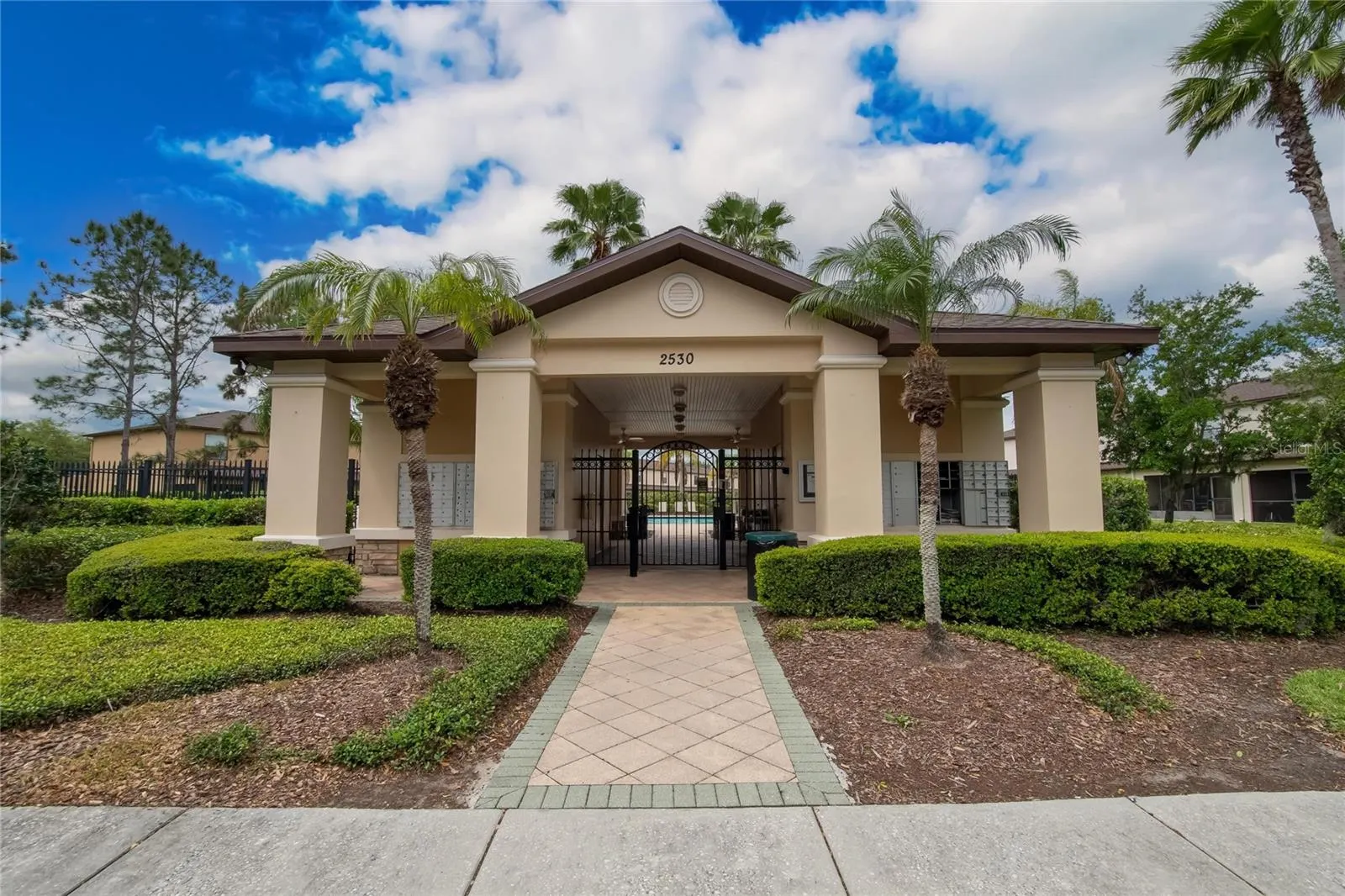 2605 OLEANDER LAKES DR